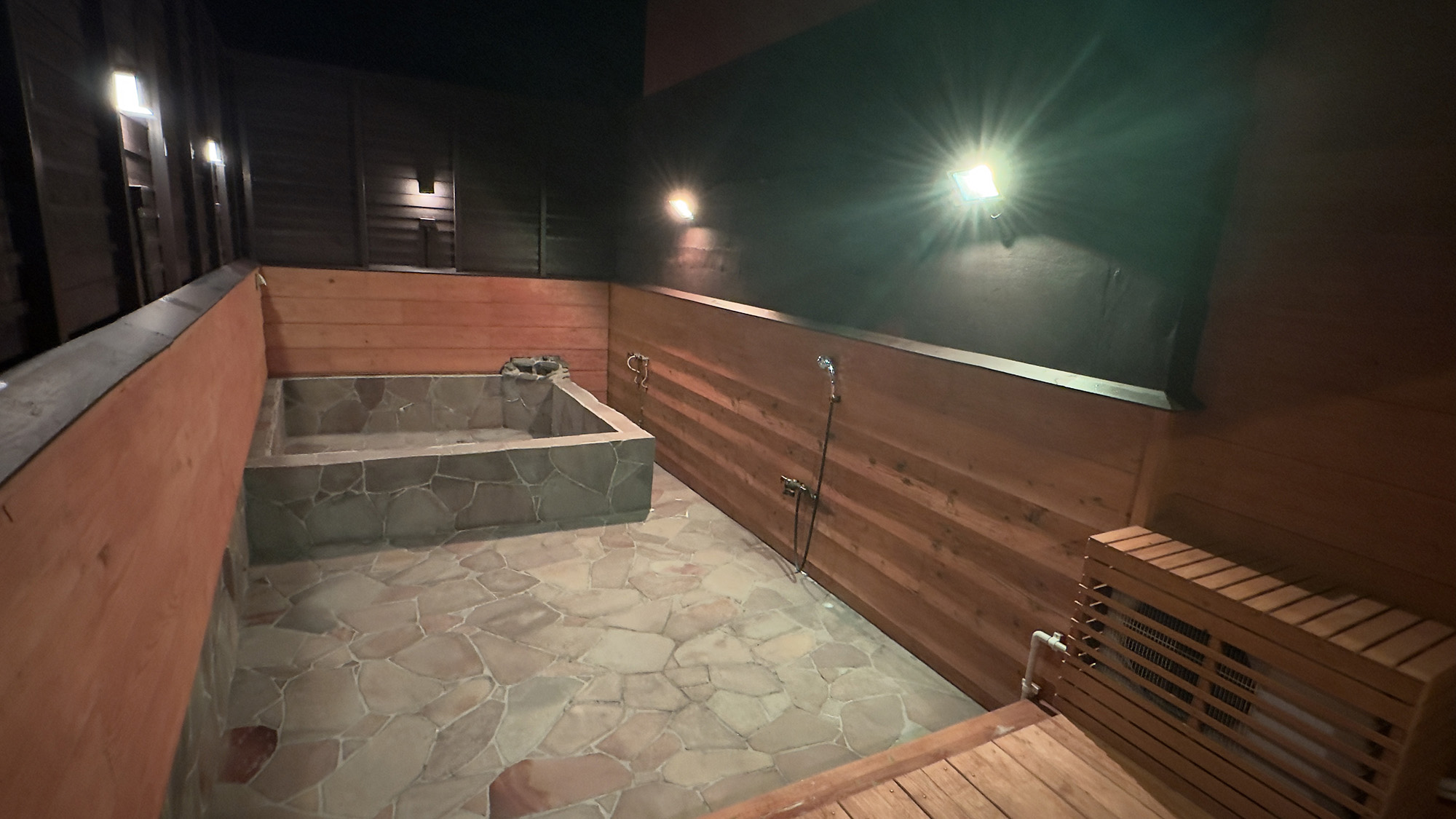 ・【外風呂】昼夜問わずご利用いただけます（お湯はりには時間がかかりますのでご注意ください）