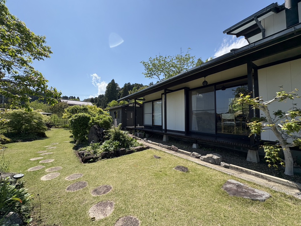 1日1組限定の里山プライベートヴィラ。最大7名様まで宿泊可能。小学校低学年無料。