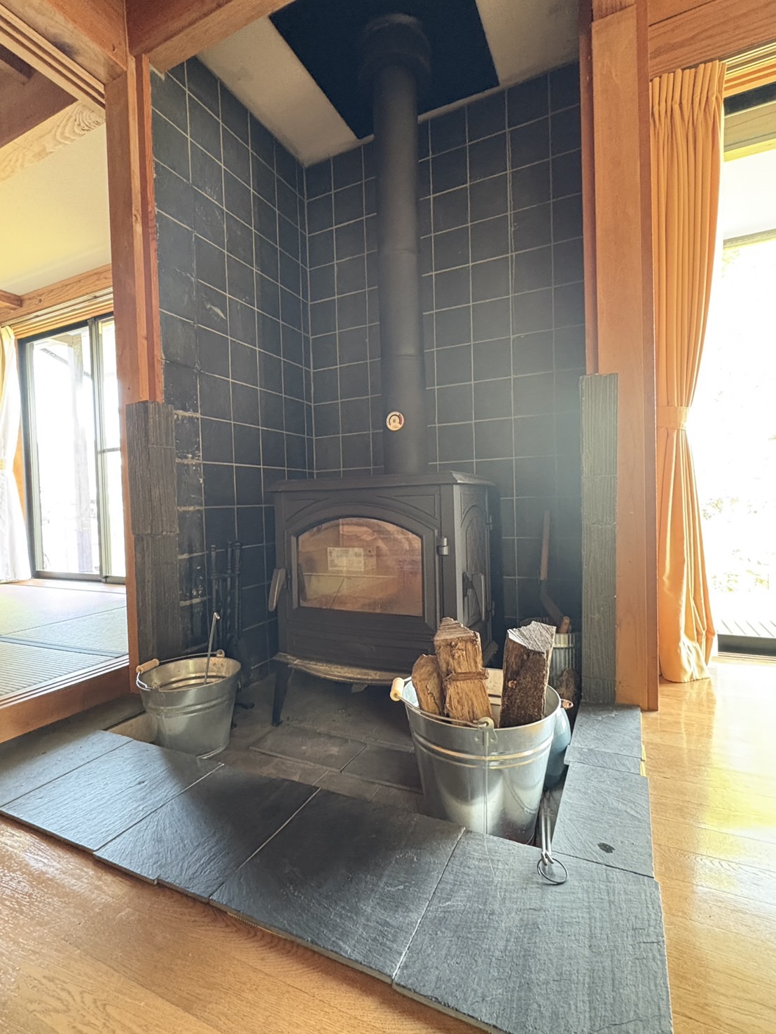 1日1組限定の里山プライベートヴィラ。最大7名様まで宿泊可能。小学校低学年無料。