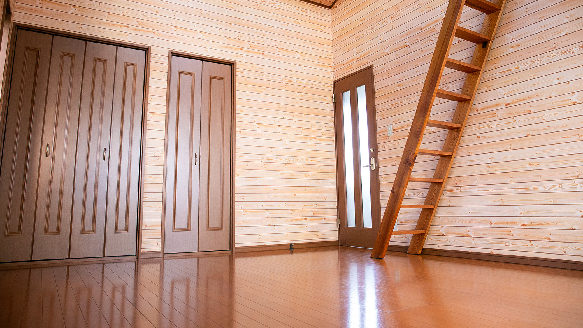 ・【2階洋室／西】落ち着いた色合いお部屋で、穏やかにお過ごしいただけます