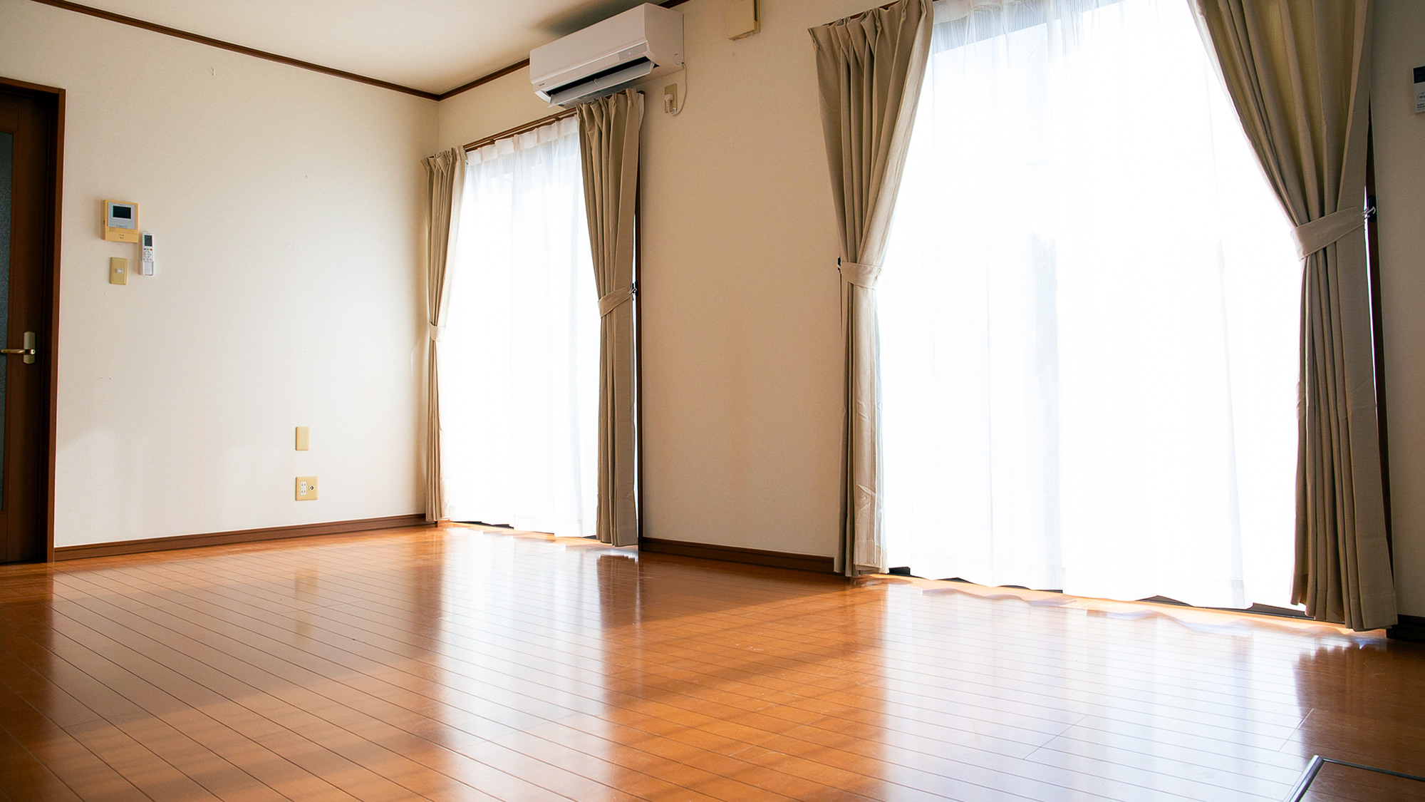 ・【ダイニングルーム】大きな窓からはたくさんの自然光が差し込む、気持ちのよい空間です