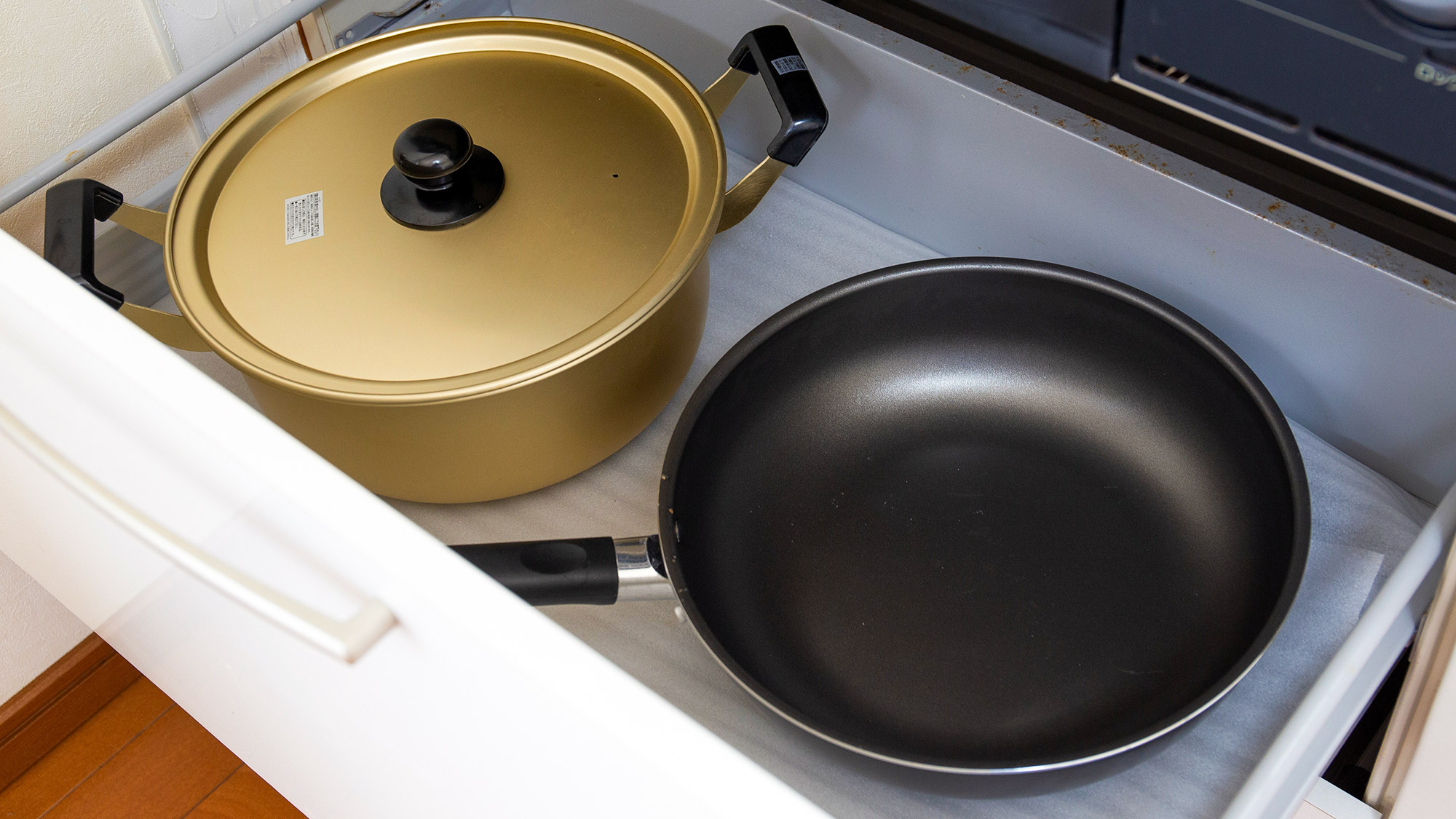 ・【キッチン】お鍋やフライパンなど種類豊富な調理用具を揃えております