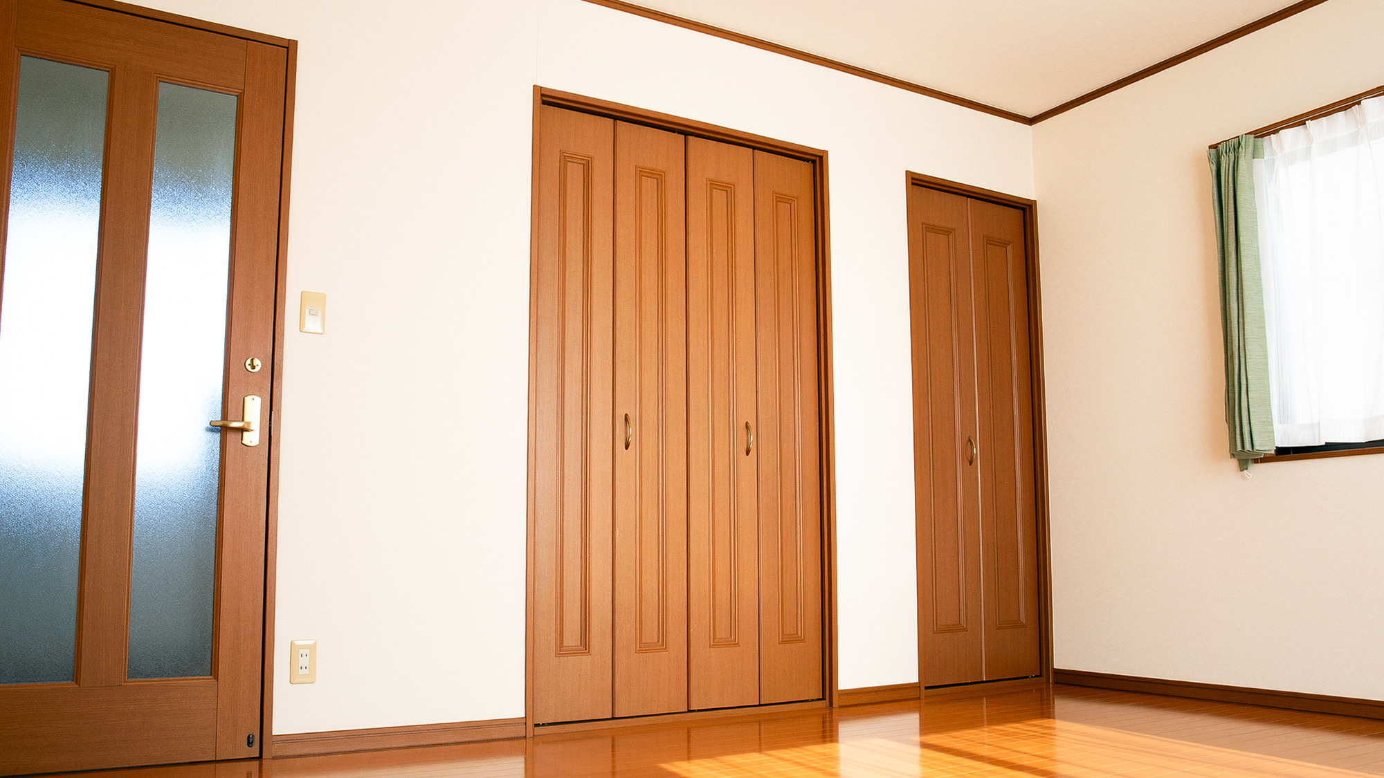 ・【2階洋室】コンパクトなお部屋ながら、窮屈さを感じずゆったりとお寛ぎいただけます