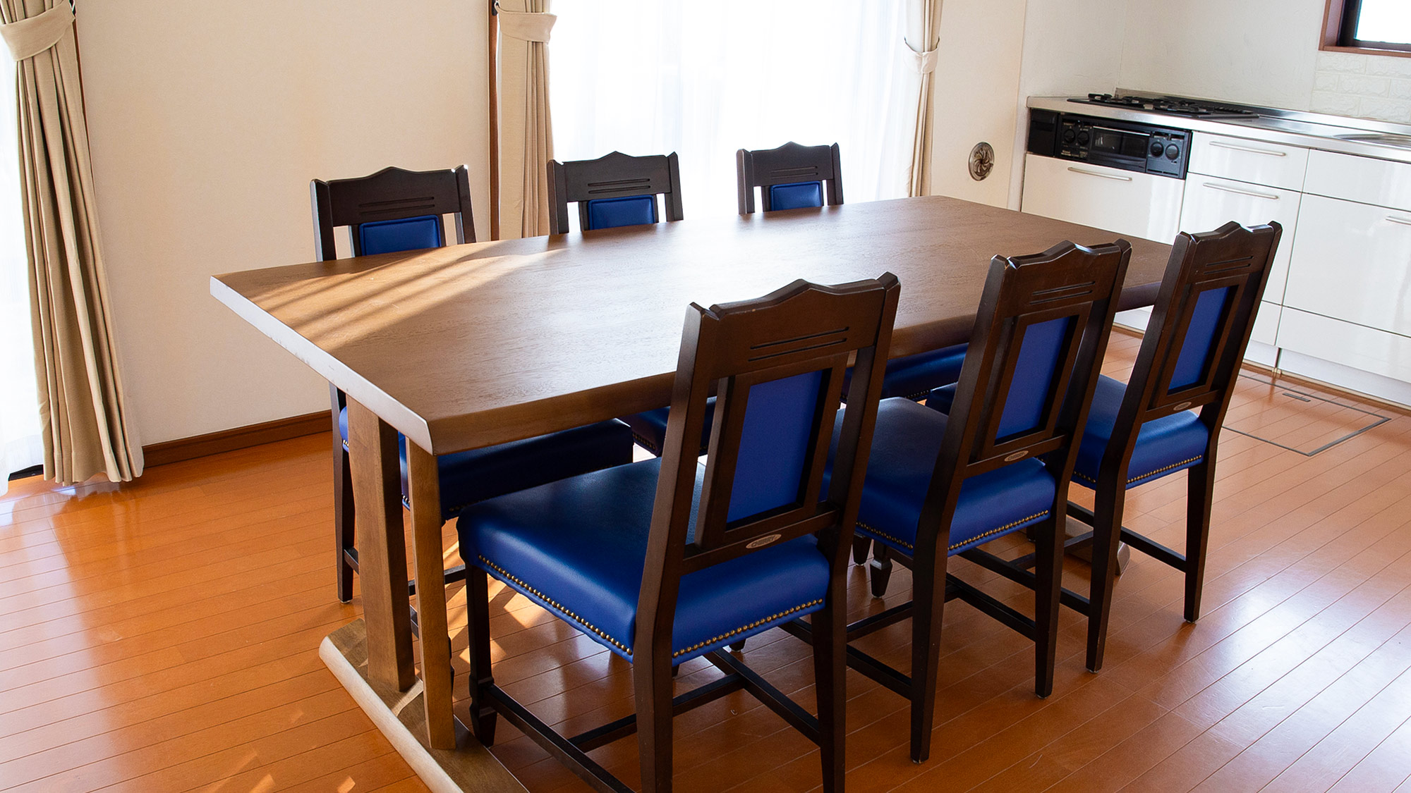 ・【ダイニングルーム】みんなでお食事をするのにも問題ない広さのテーブルです