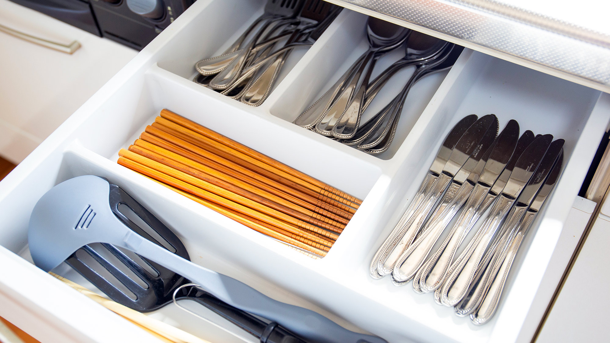 ・【キッチン】カトラリー類もご用意。必要に応じてご利用ください