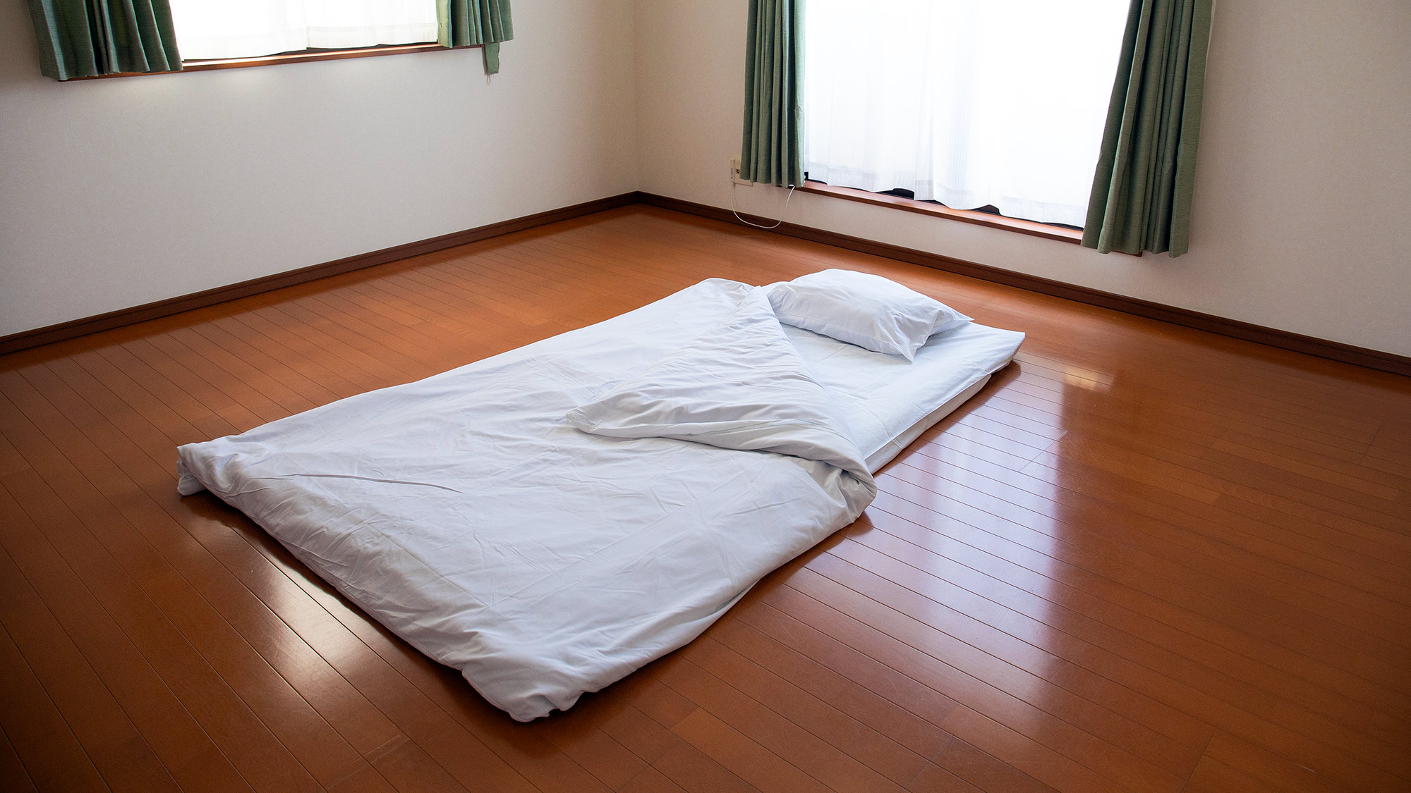 ・【2階洋室／東】柔らかいお布団に包まれると旅の疲れも癒されます。ゆっくりお休みください