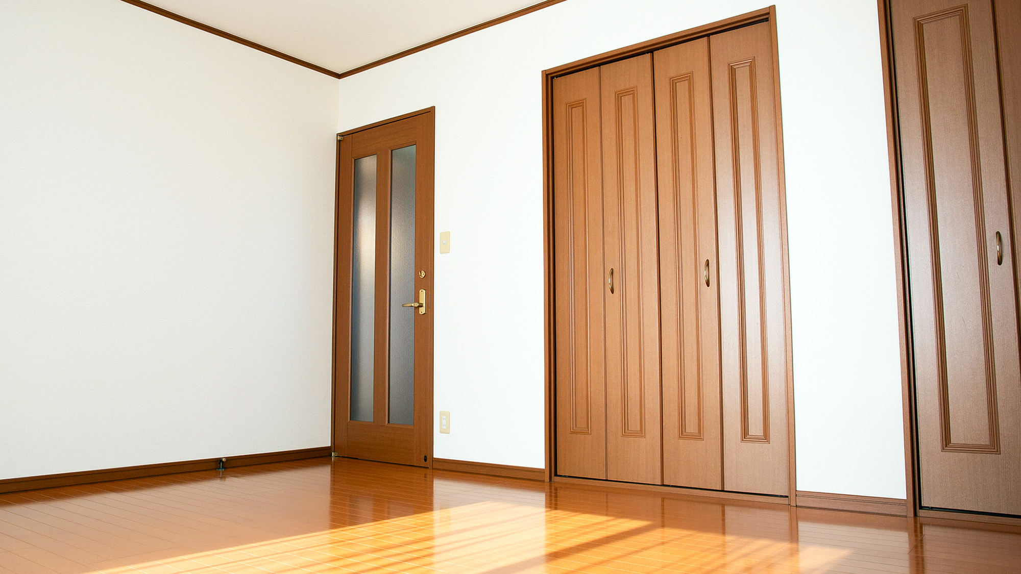 ・【2階洋室】木目調の扉が特徴的なシンプルで温かみのある空間