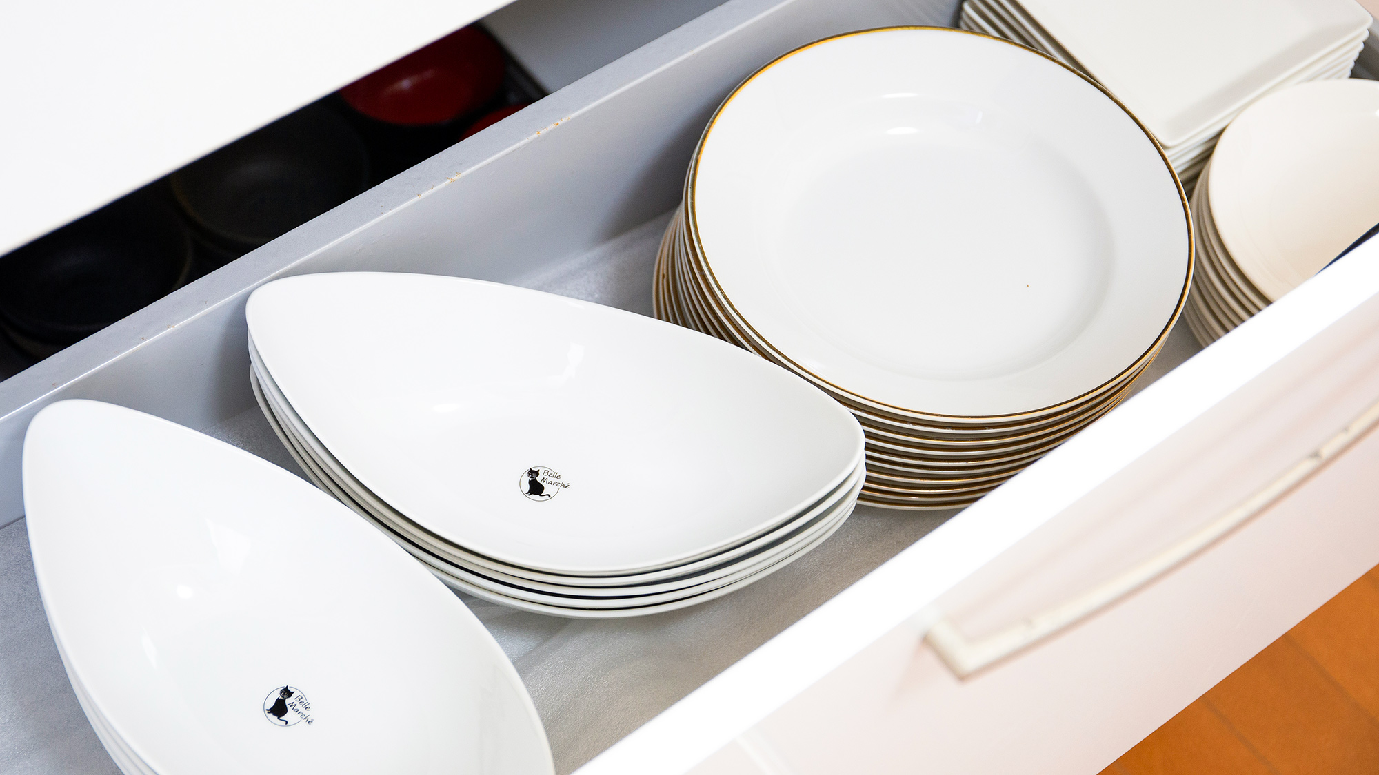 ・【キッチン】使いやすさを重視した、形や大きさの異なる食器