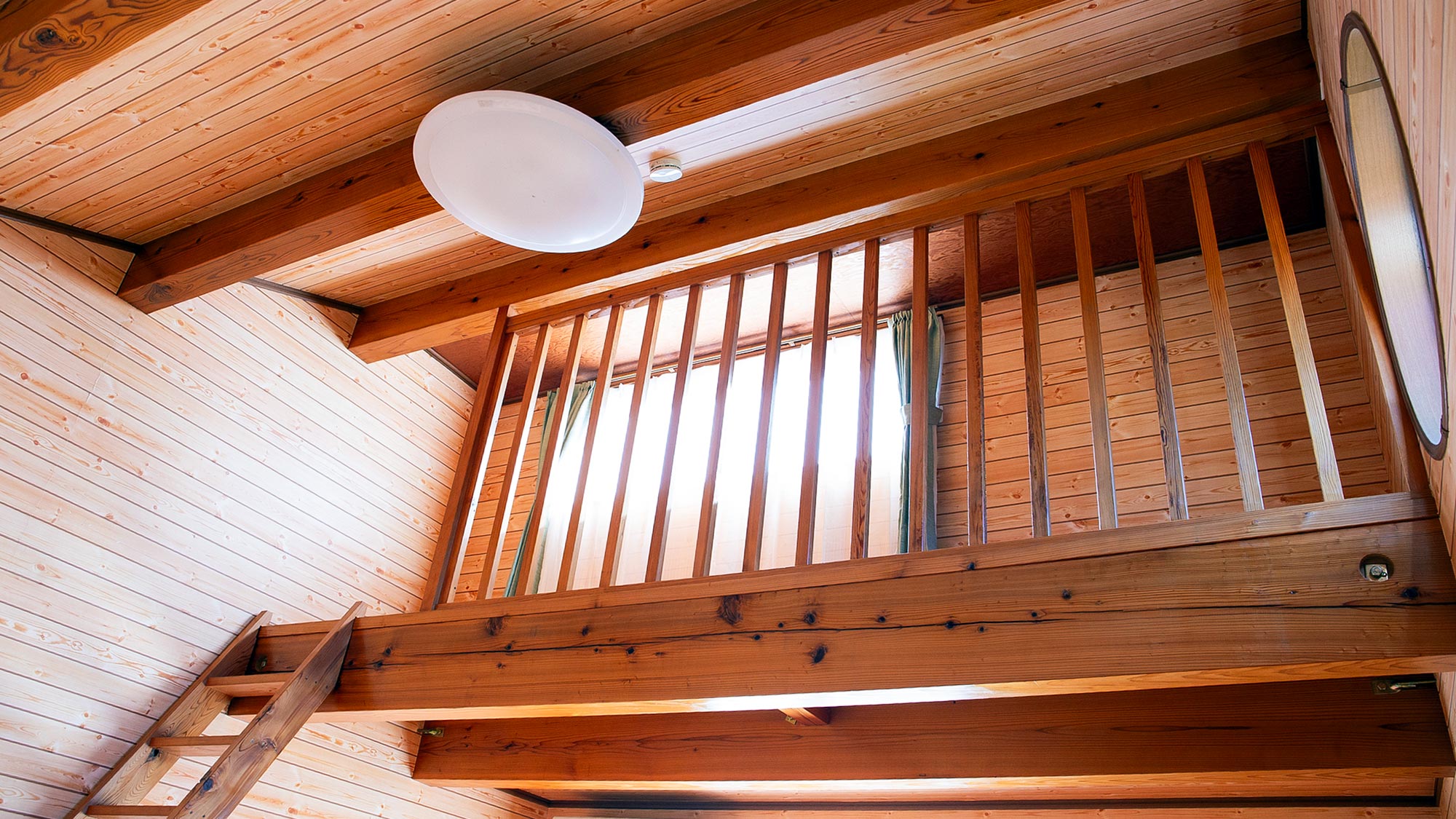 ・【2階洋室／ロフト】窓から差し込む柔らかい日差しで、気持ちのよい目覚めをお迎えください