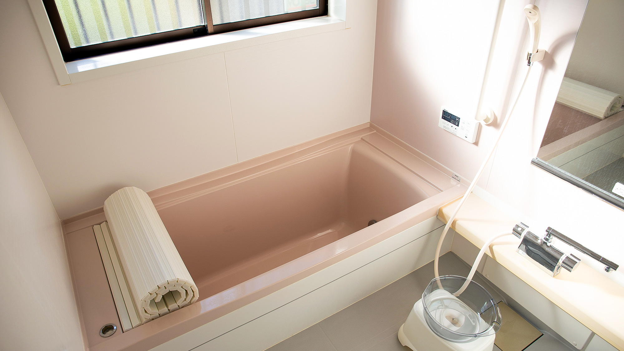 ・【バスルーム】清潔感のあるバスルーム。温かいお湯に浸かり、一日の疲れを癒してください