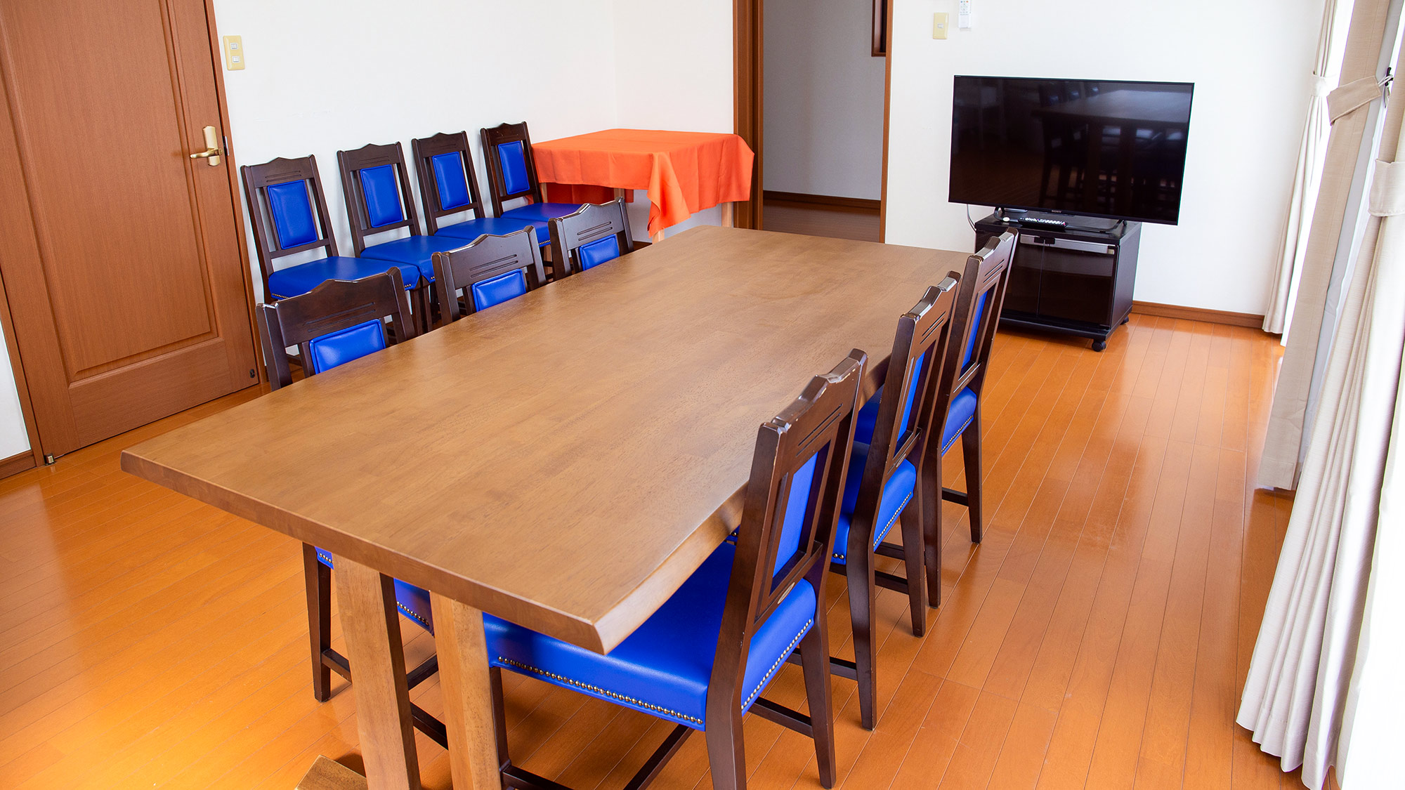 ・【ダイニングルーム】予備のテーブルとイスもあるので、大人数でも安心