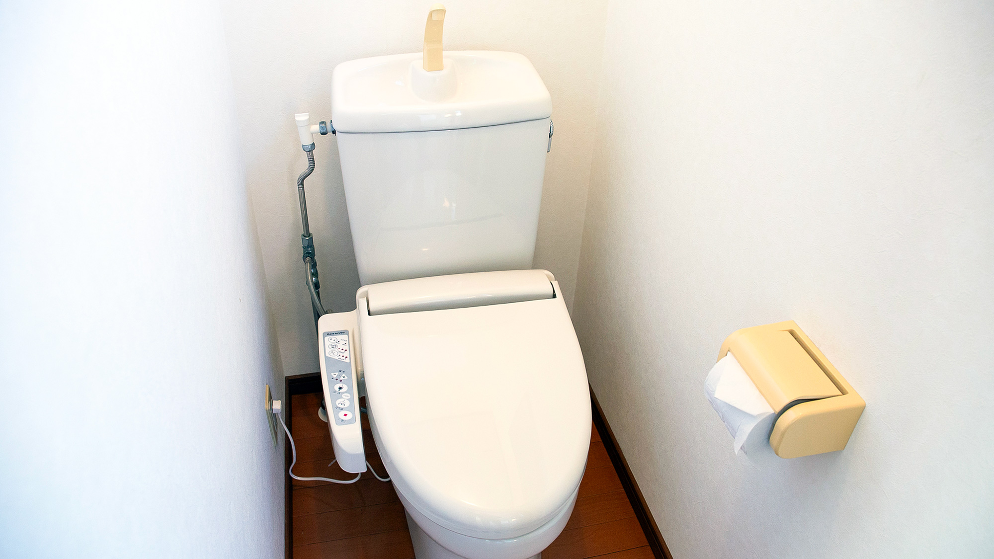 ・【2階トイレ】清潔感のある温水洗浄機付便座のトイレ。2カ所あるので便利です