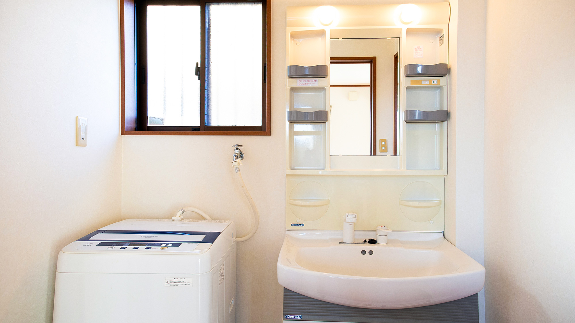 ・【洗面所】洗濯機を完備。長期滞在でも安心してご利用いただけます