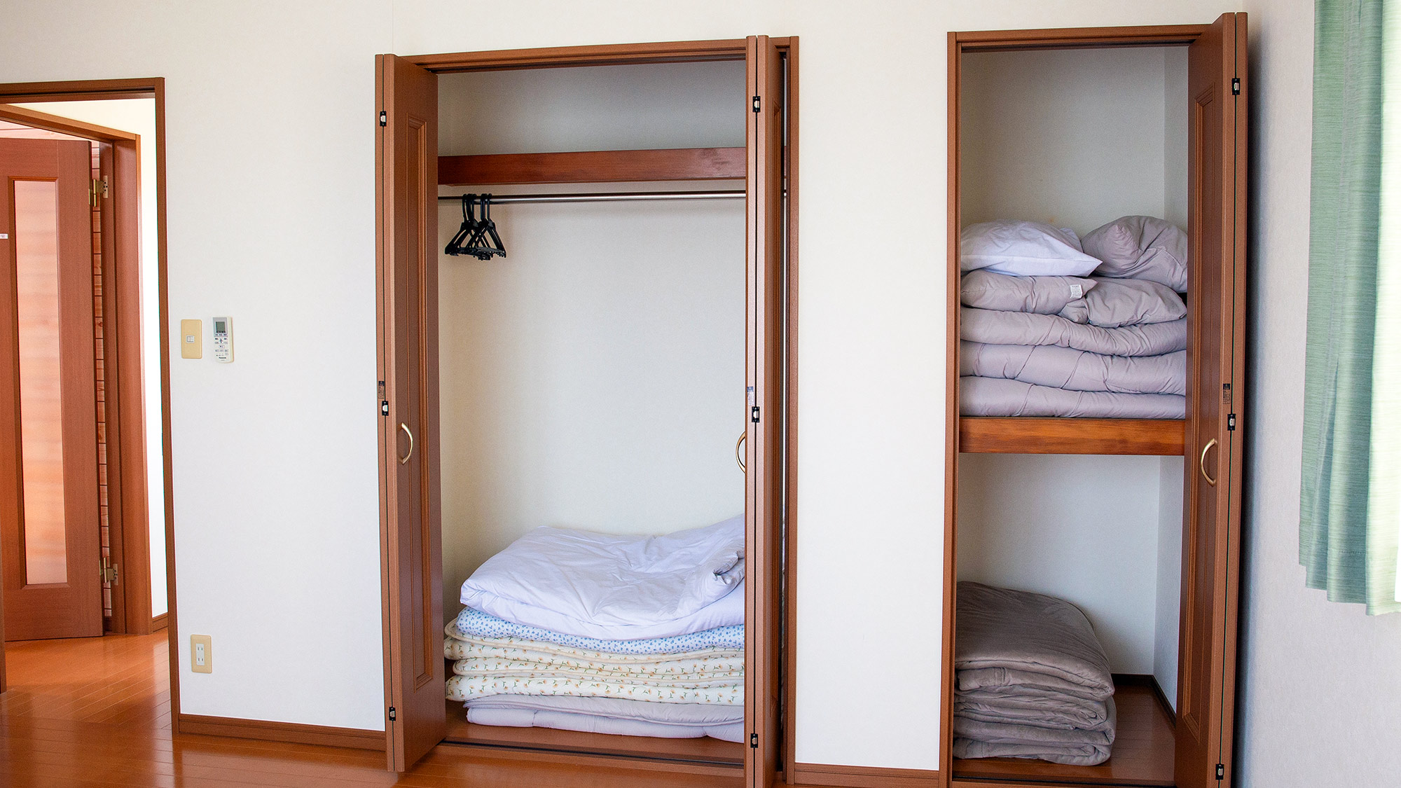 ・【2階洋室／東】クローゼットの中に布団をご用意。人数に応じてご利用ください