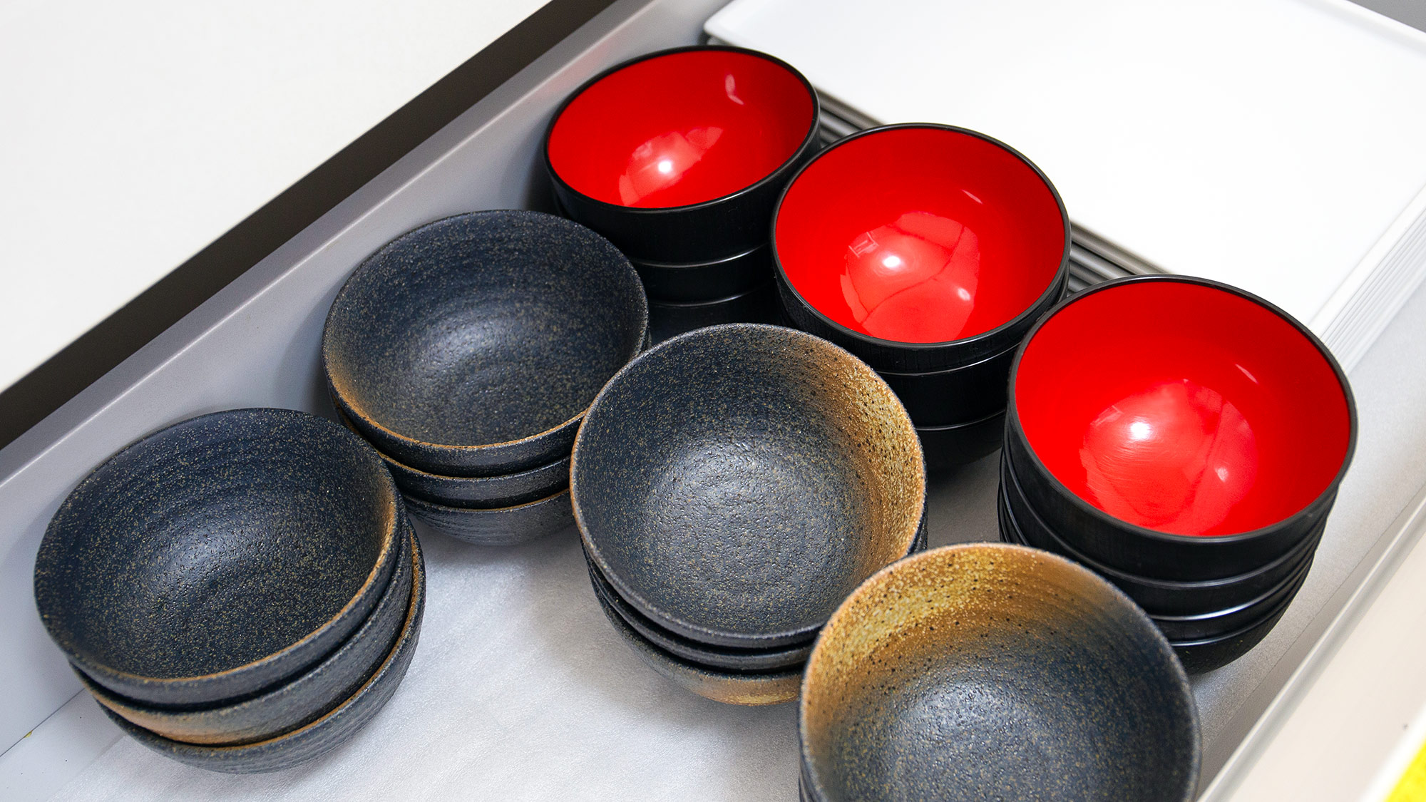 ・【キッチン】食器を豊富にご用意。ご自由にお使いください