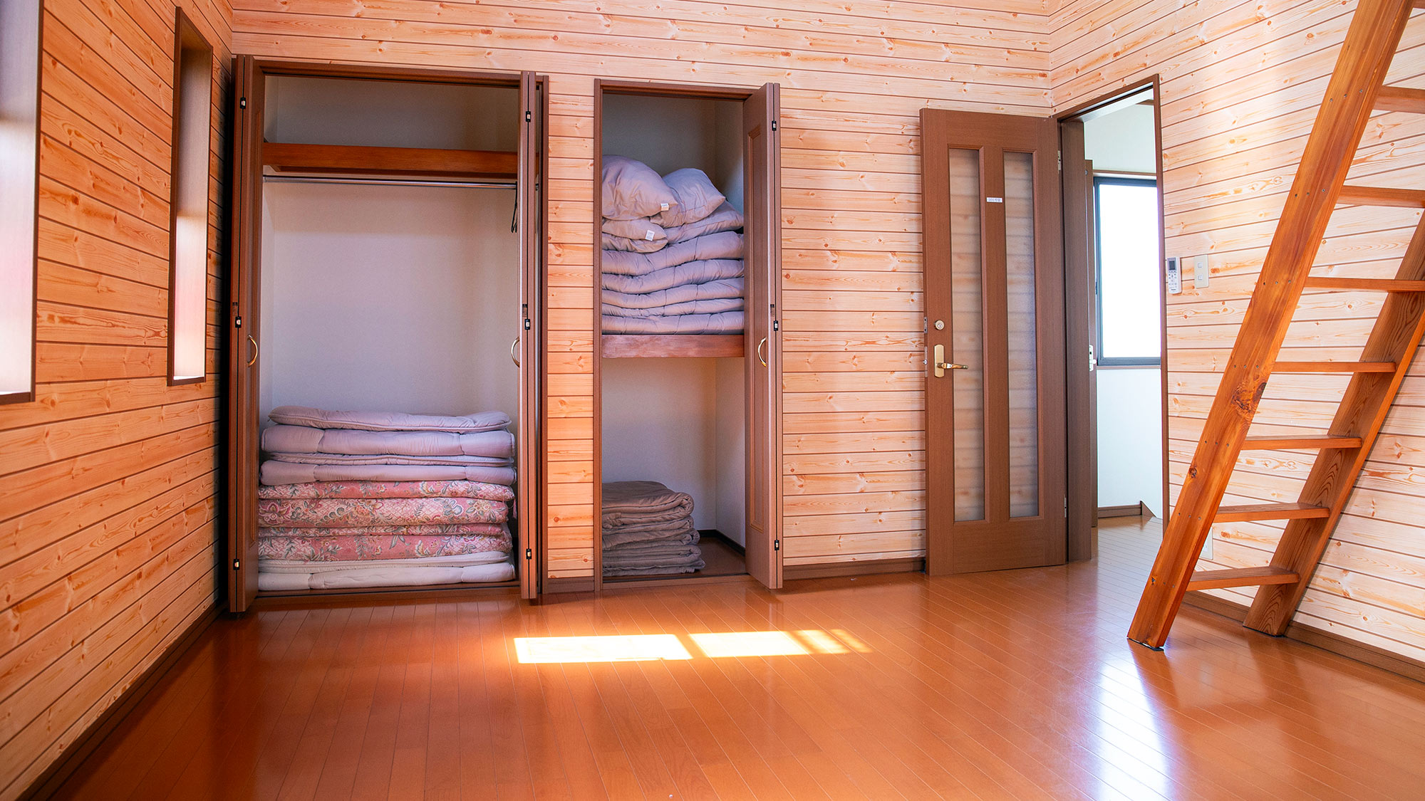 ・【2階洋室／西】クローゼットにハンガーもございます。長めのお洋服もかけられて便利です