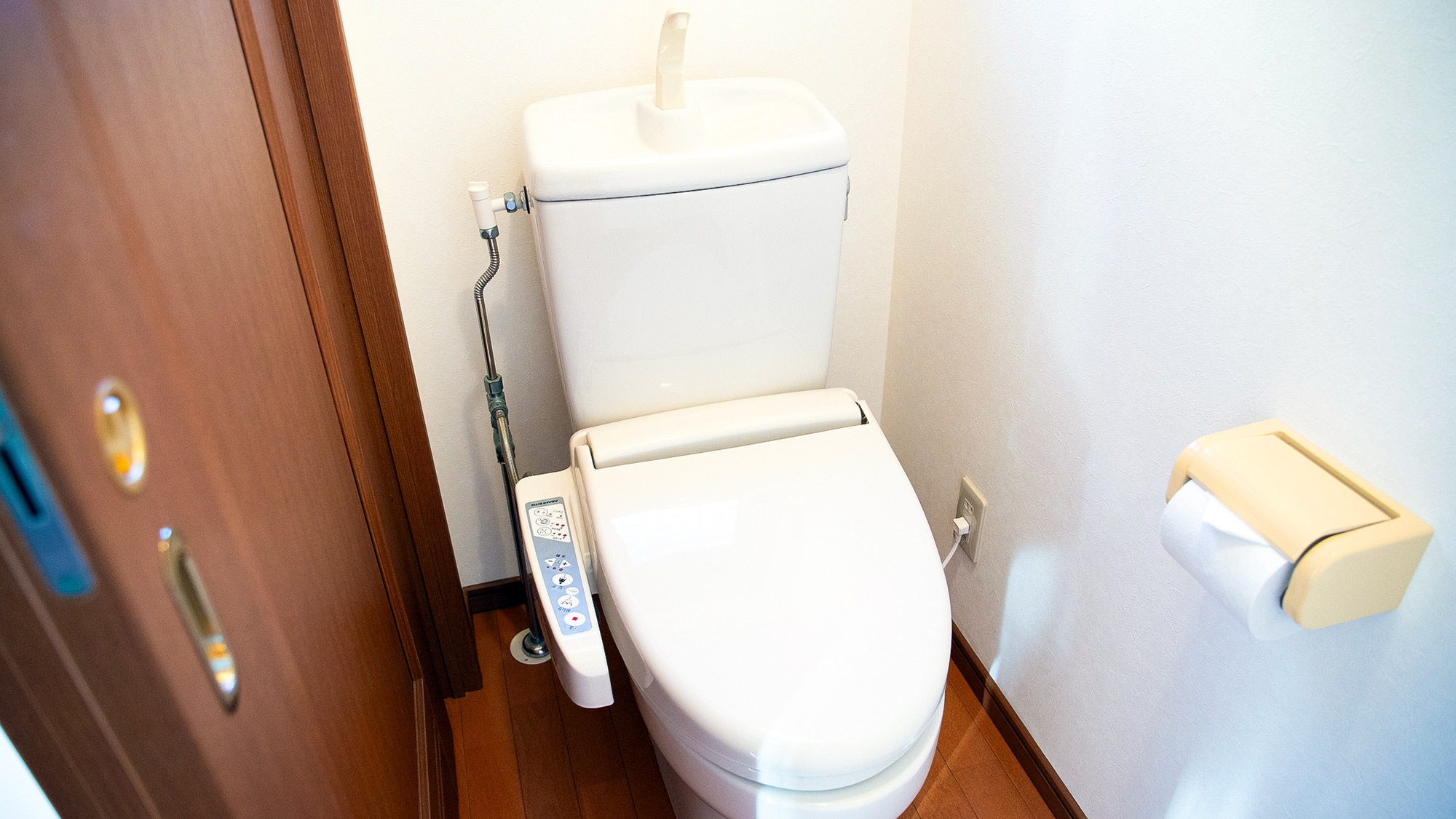 ・【1階トイレ】広くゆったりとご利用いただける洗浄機付便座のトイレ