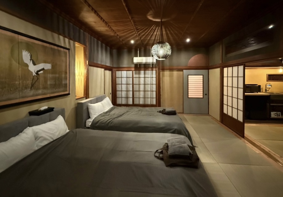 参ノ門「丹頂」の寝室。セミダブルベッドを二台ご用意。ゆったりお寛ぎいただけます。