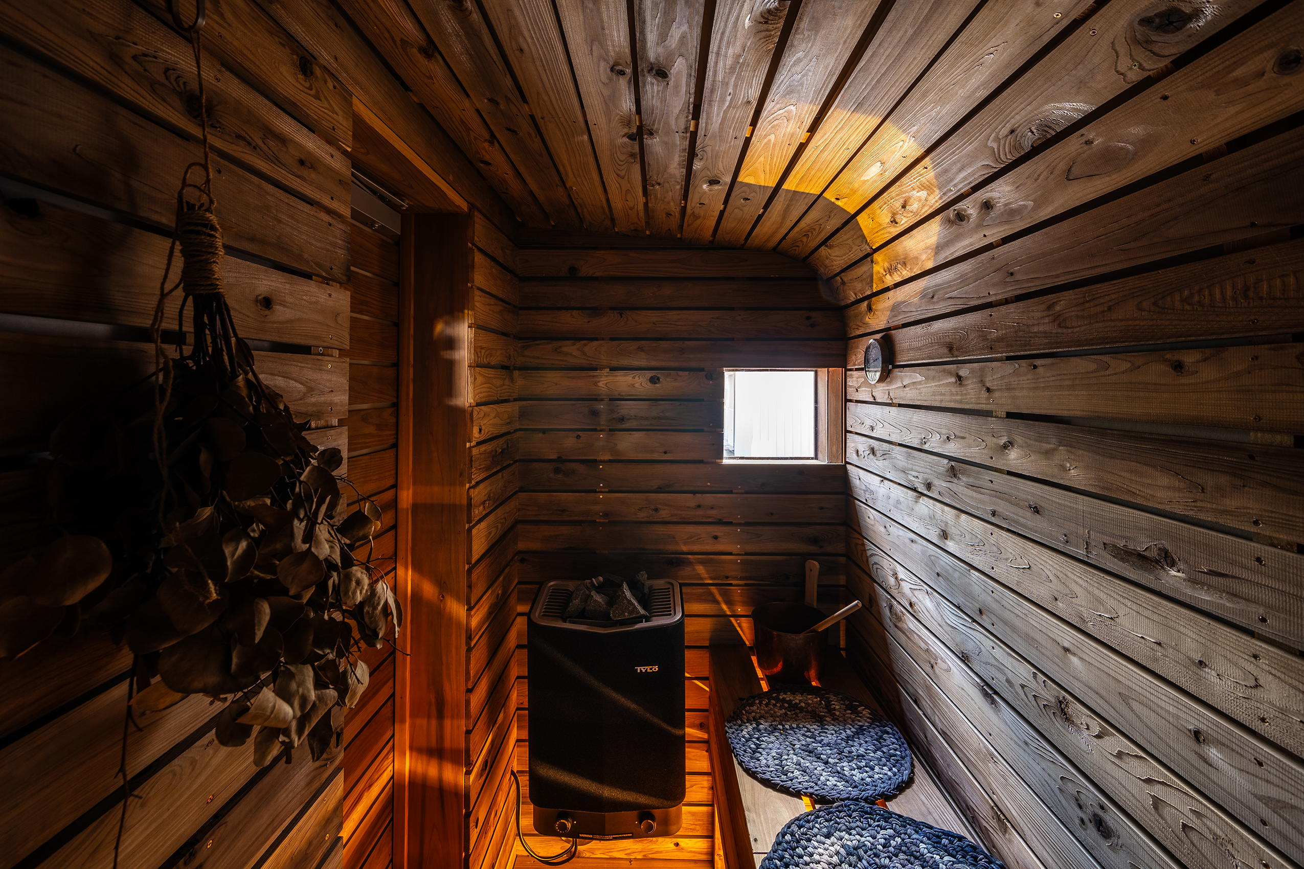 建物に隣接しているプライベートサウナ。完全貸切のサウナで、ロウリュウやウォーリュウで身体を満たしてください。 ロウリュウ専用アロマも常備。お好きな香りに包まれながら、最高のサウナ時間をお楽しみ下さい。