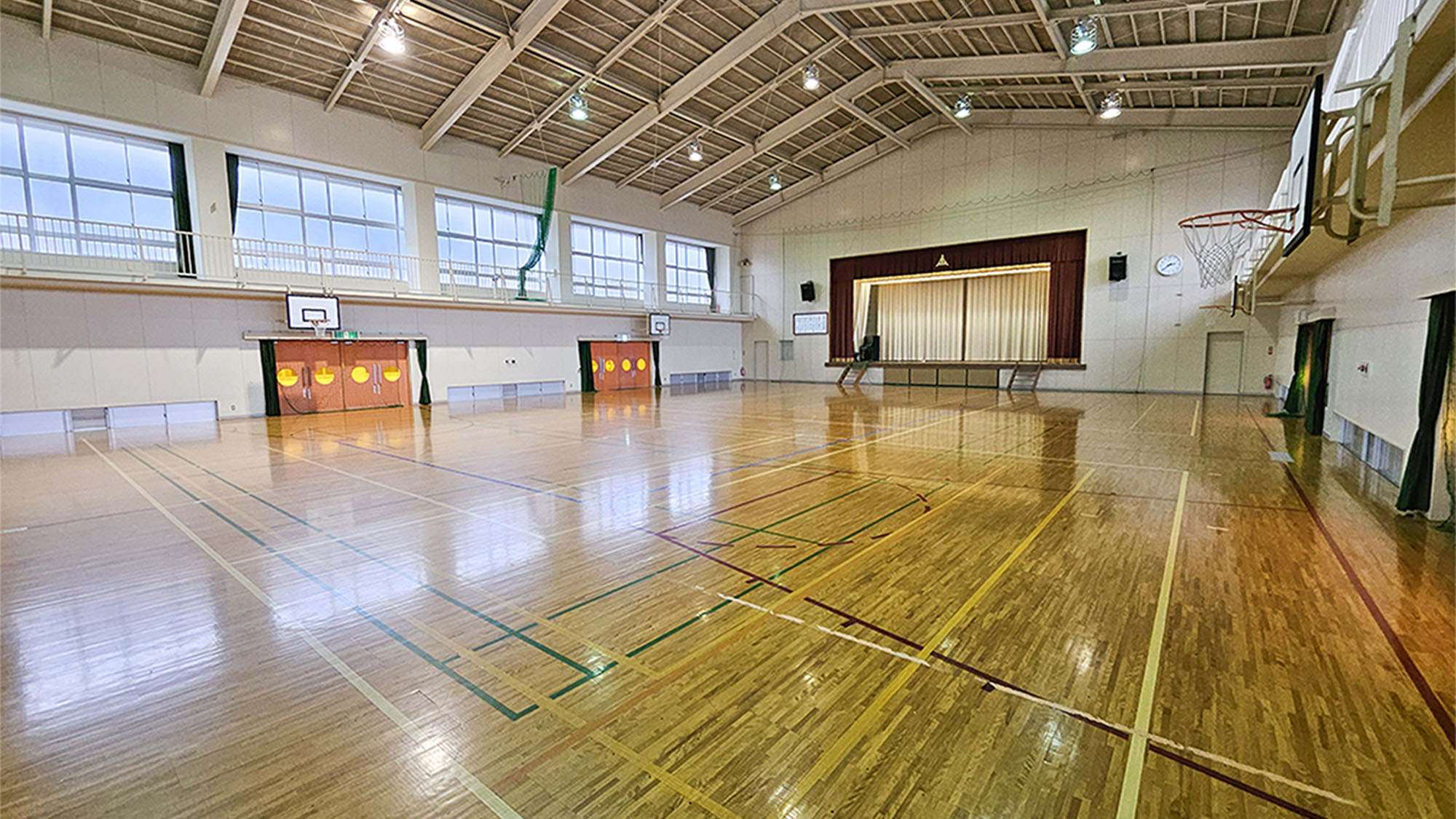 ・【体育館】懐かしさ漂う空間。スポーツや合宿などの心躍るレクリエーションをお楽しみください
