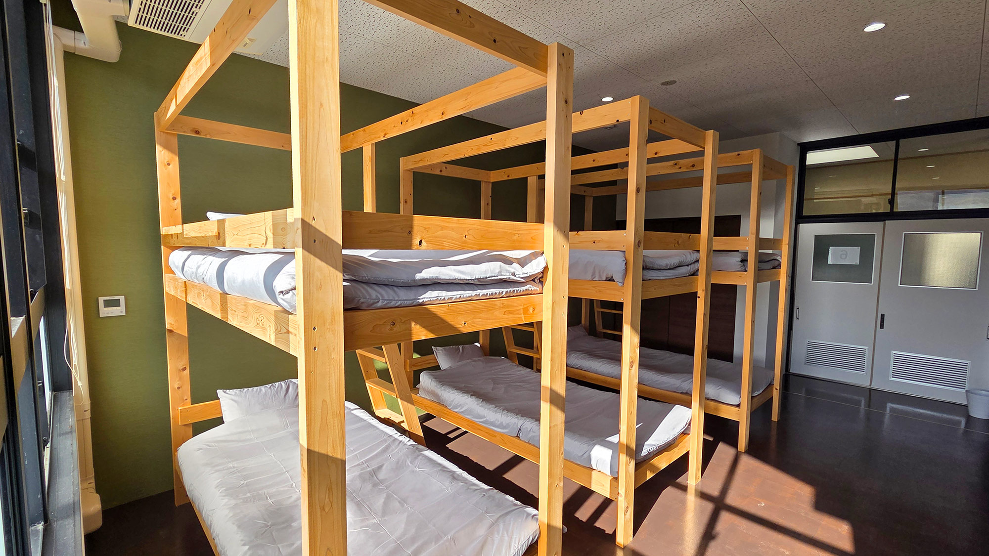 ・【2段ベッド洋室】日の光があたたかいお部屋でゆっくりとお休みいただけます