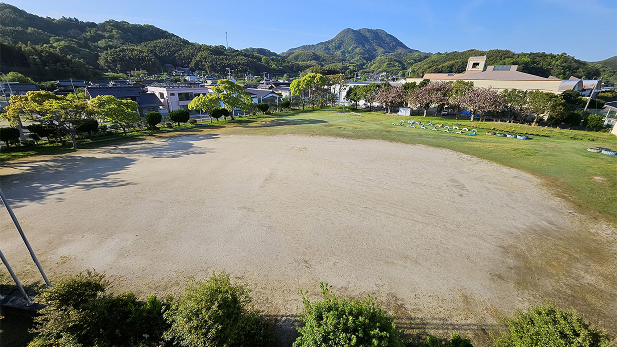 ・【校庭】大人数でも満喫できる広大な校庭で、スポーツやBBQを楽しむことができます