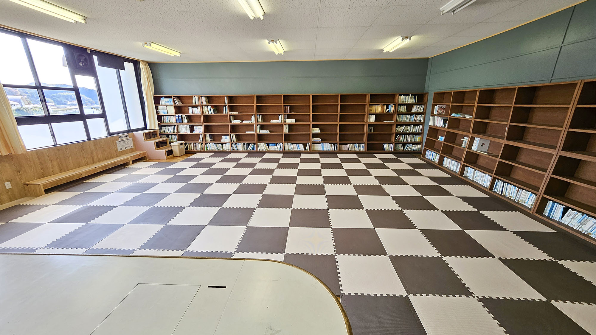 ・【大部屋(20名)】本棚の残るドミトリーのお部屋。最大20名様まで宿泊可能です