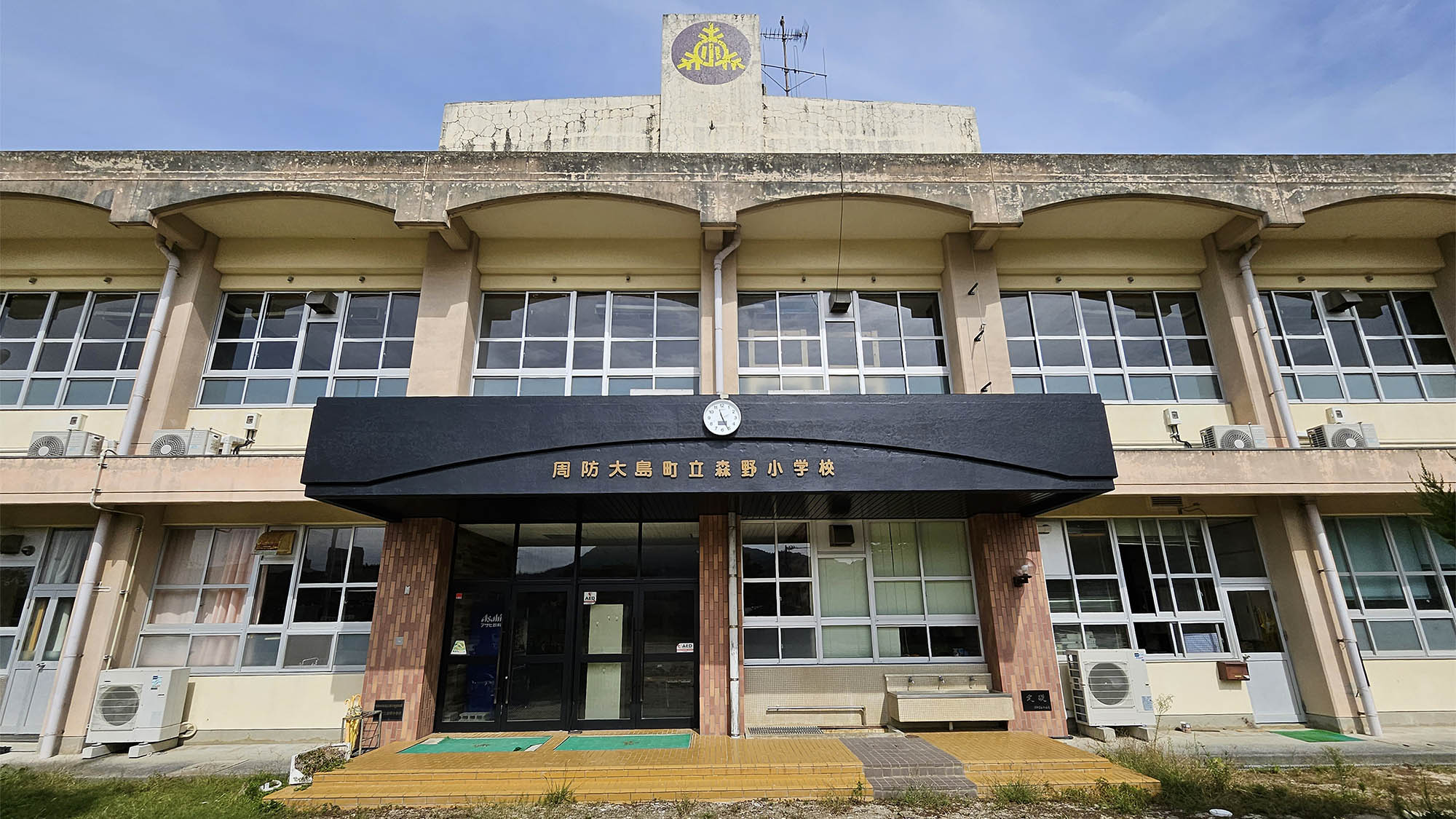 ・【外観】小学校の外観はそのままに。ぜひ懐かしさに心躍らせる宿泊をご体験ください