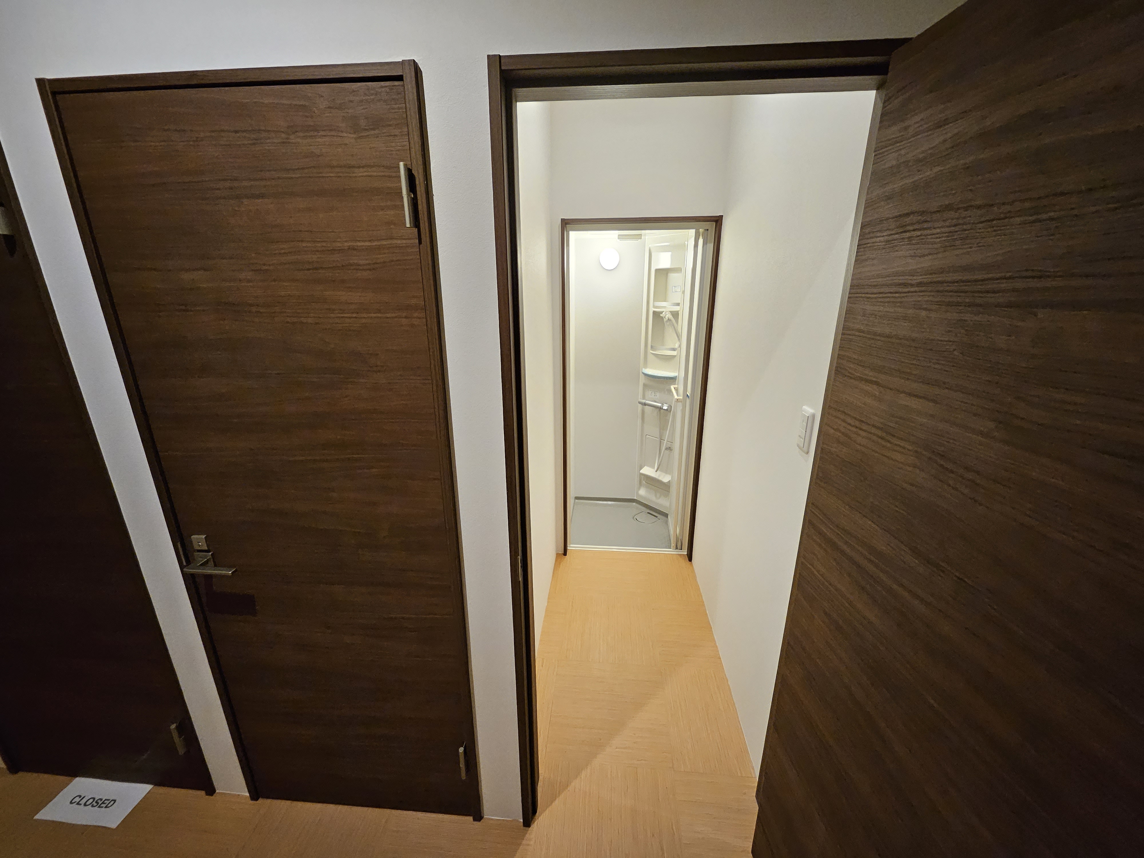 シャワールーム（ロック可能な個室になっています）