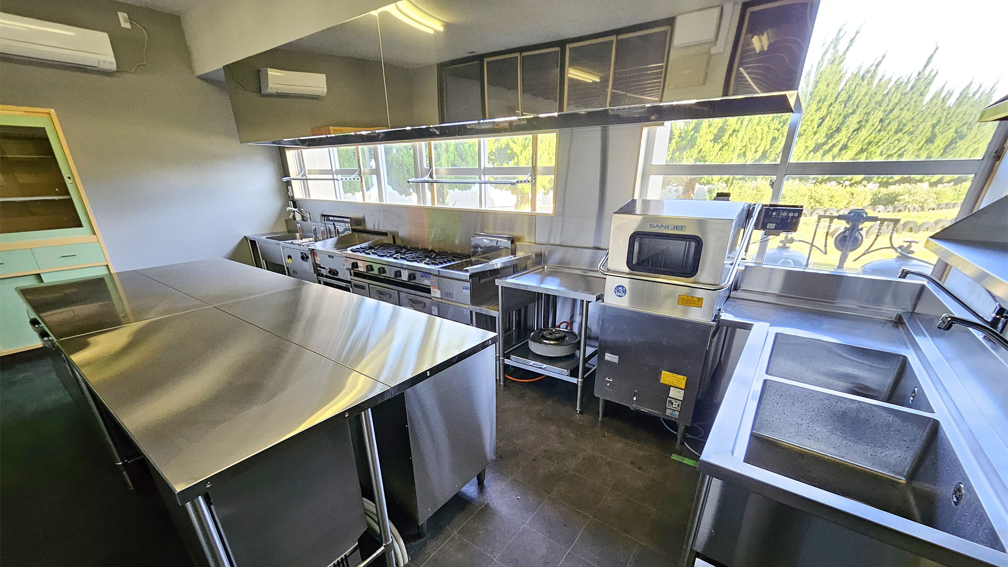 ・【キッチン】調理実習を思い出す、設備充実のキッチン。お料理教室の実施や合宿利用も可能です(有料)