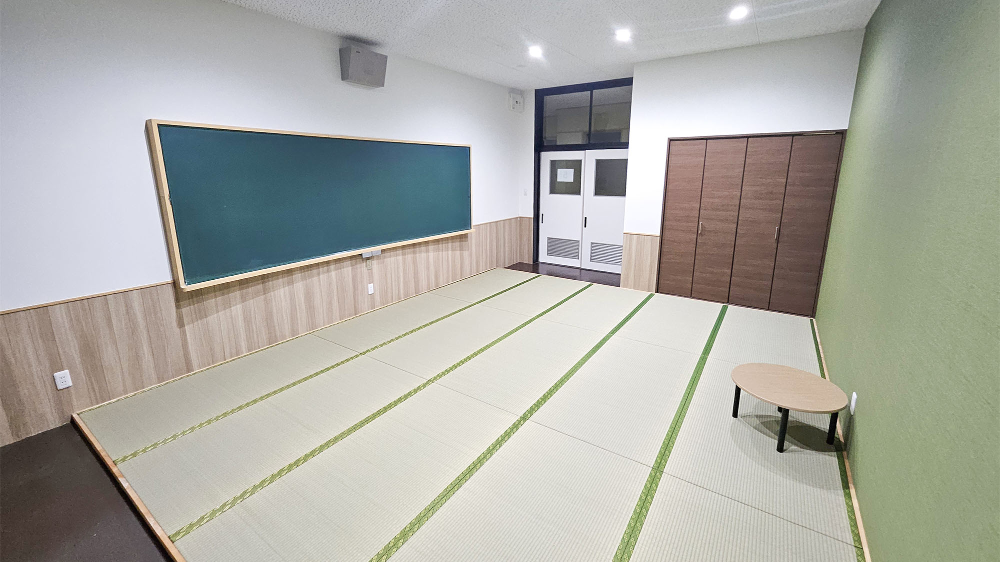 ・【和室15畳(黒板付)】黒板の残る廃校空間で、非日常な宿泊体験をお楽しみいただけます