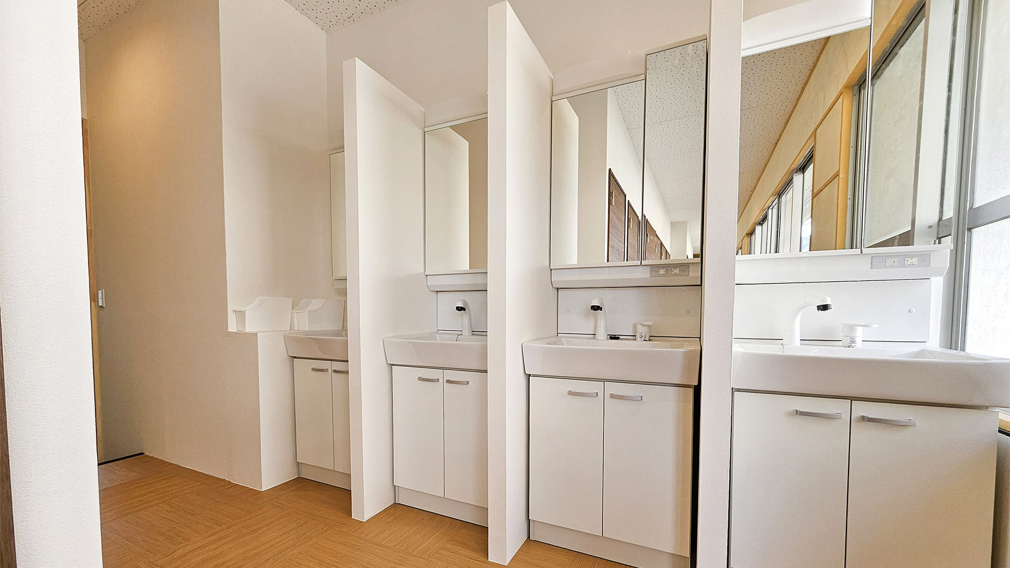 ・【洗面台】洗面台を複数台ご用意。清潔感ある洗面台で朝のお支度も安心です