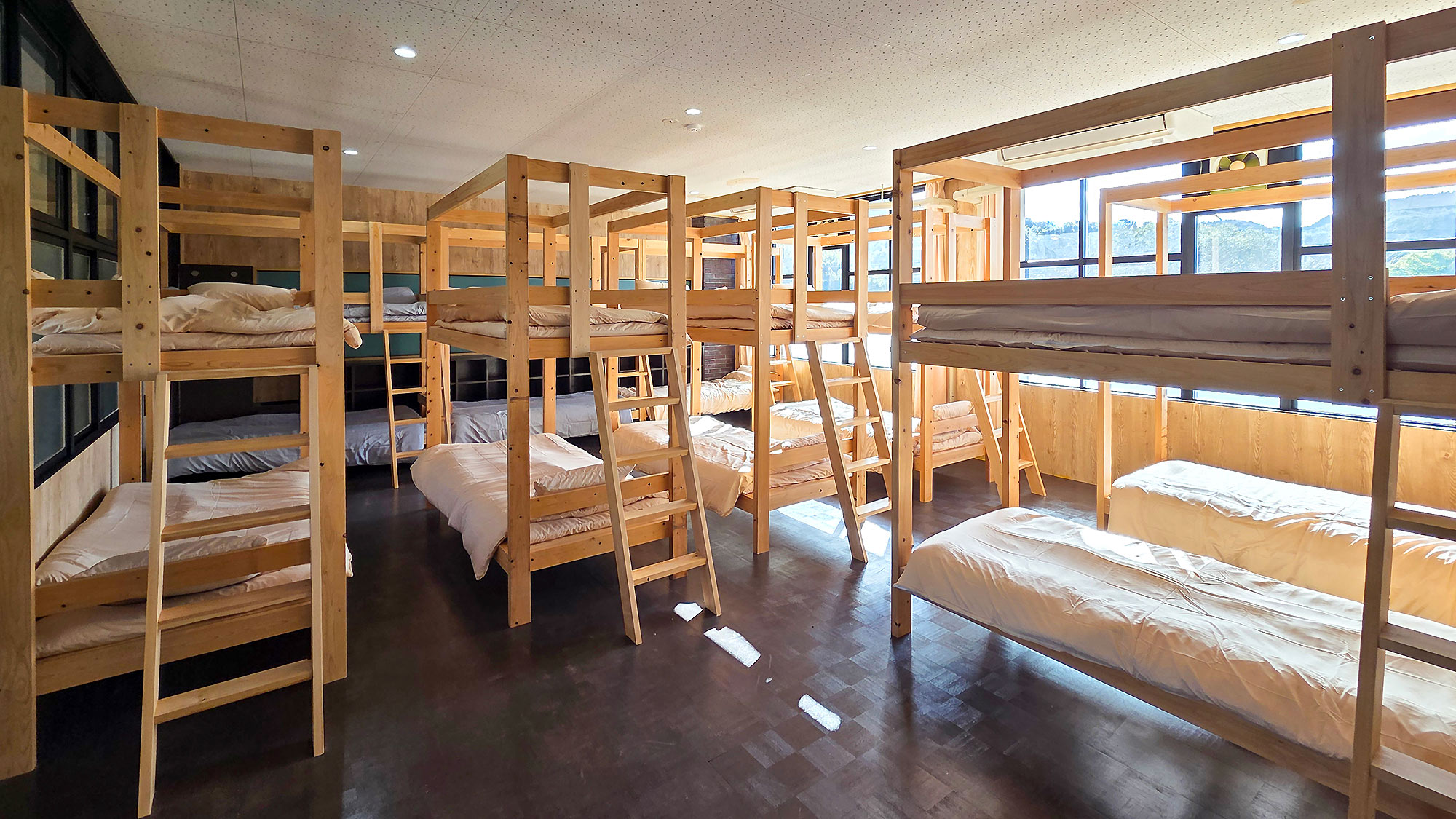 ・【大部屋】2段ベッドで、ご家族やご友人とお喋りしながら楽しい夜をお過ごしください