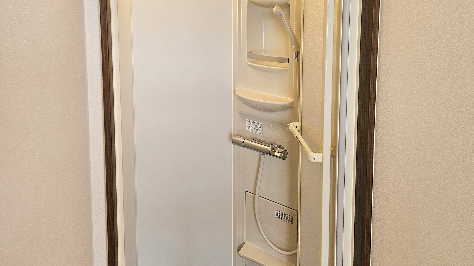 ・【シャワールーム】プライバシーが守られた鍵付きシャワールームで、安心なリフレッシュ時間を