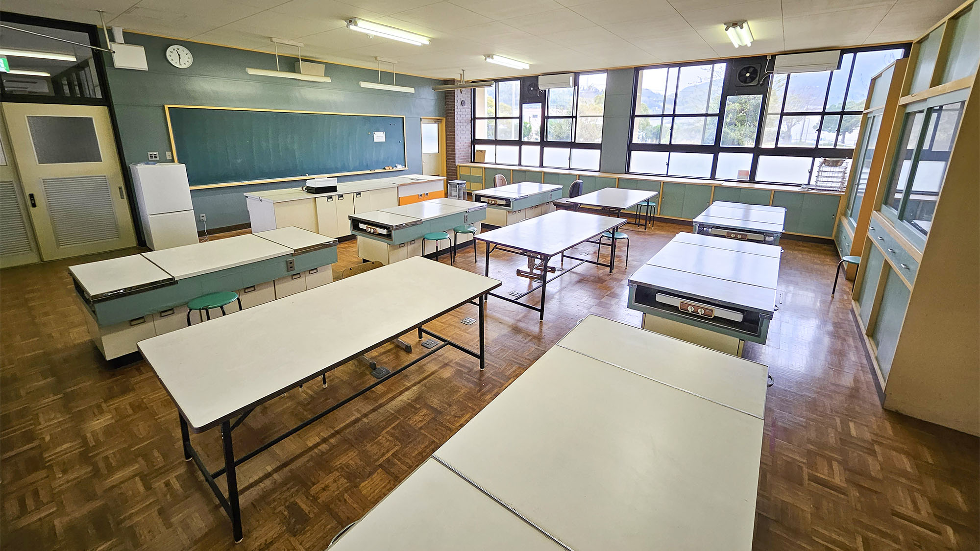 ・【家庭科室】IHコンロや調理器具、冷蔵庫や電子レンジ完備。(有料)