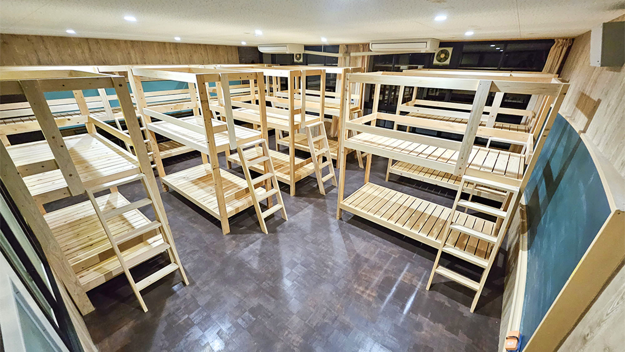 ・【大部屋(18名)】山口県産ヒノキが香る2段ベッド。旅の疲れをゆっくりと癒していただけます