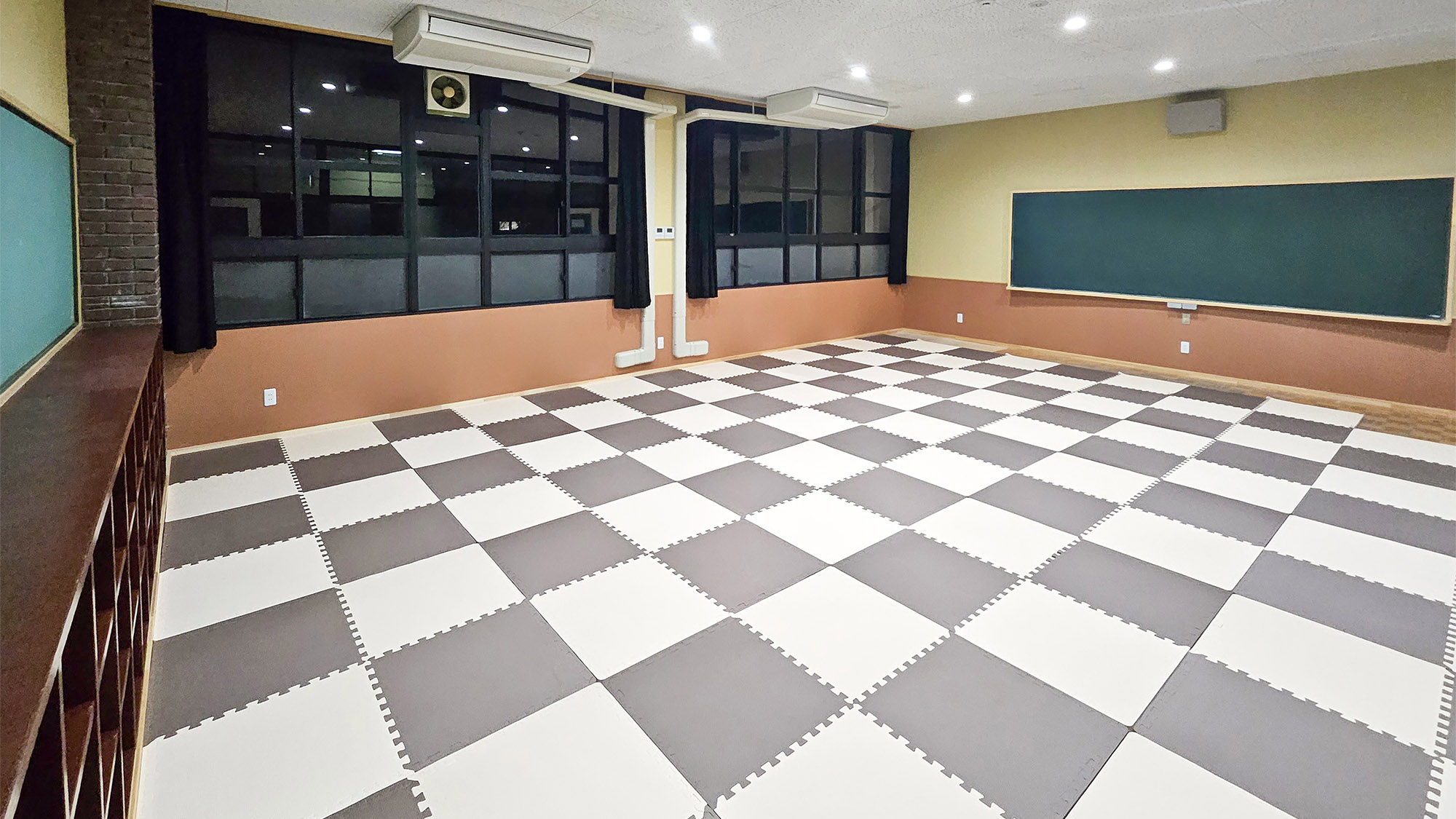 ・【大部屋(15名)】モノクロのクッションフロアで、お子様との宿泊も安心にお過ごしいただけます