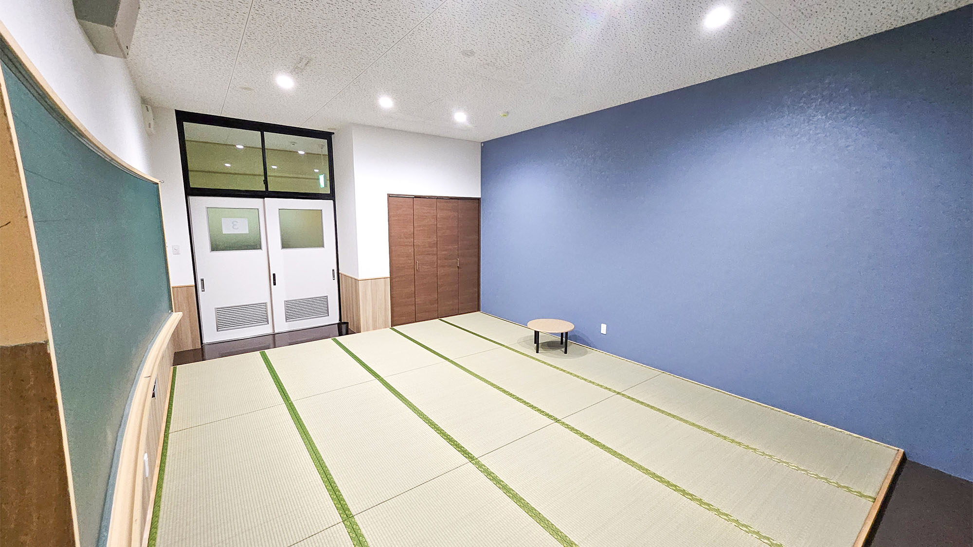 ・【和室15畳(黒板付)】ゆったり広々和室。グループやご家族でのご利用にもピッタリです