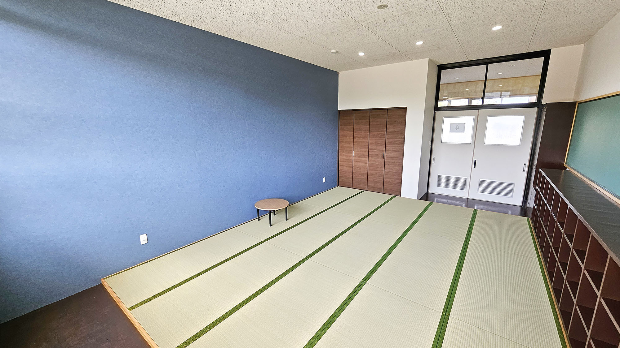 ・【和室15畳】ランドセル用の木製ロッカーが残る和室。懐かしさ感じる空間で心安らぐ滞在を