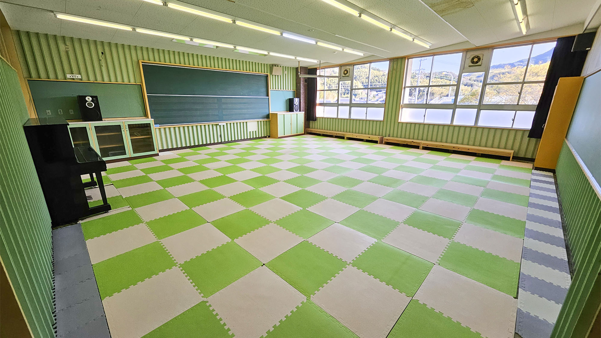 ・【娯楽室】防音設計の音楽室。備え付けのピアノはご自由にお使いいただけます