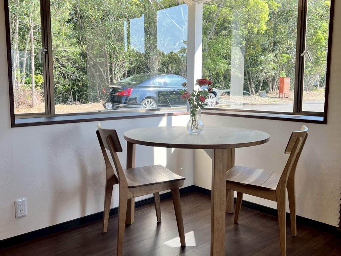 出窓コーナーテーブル