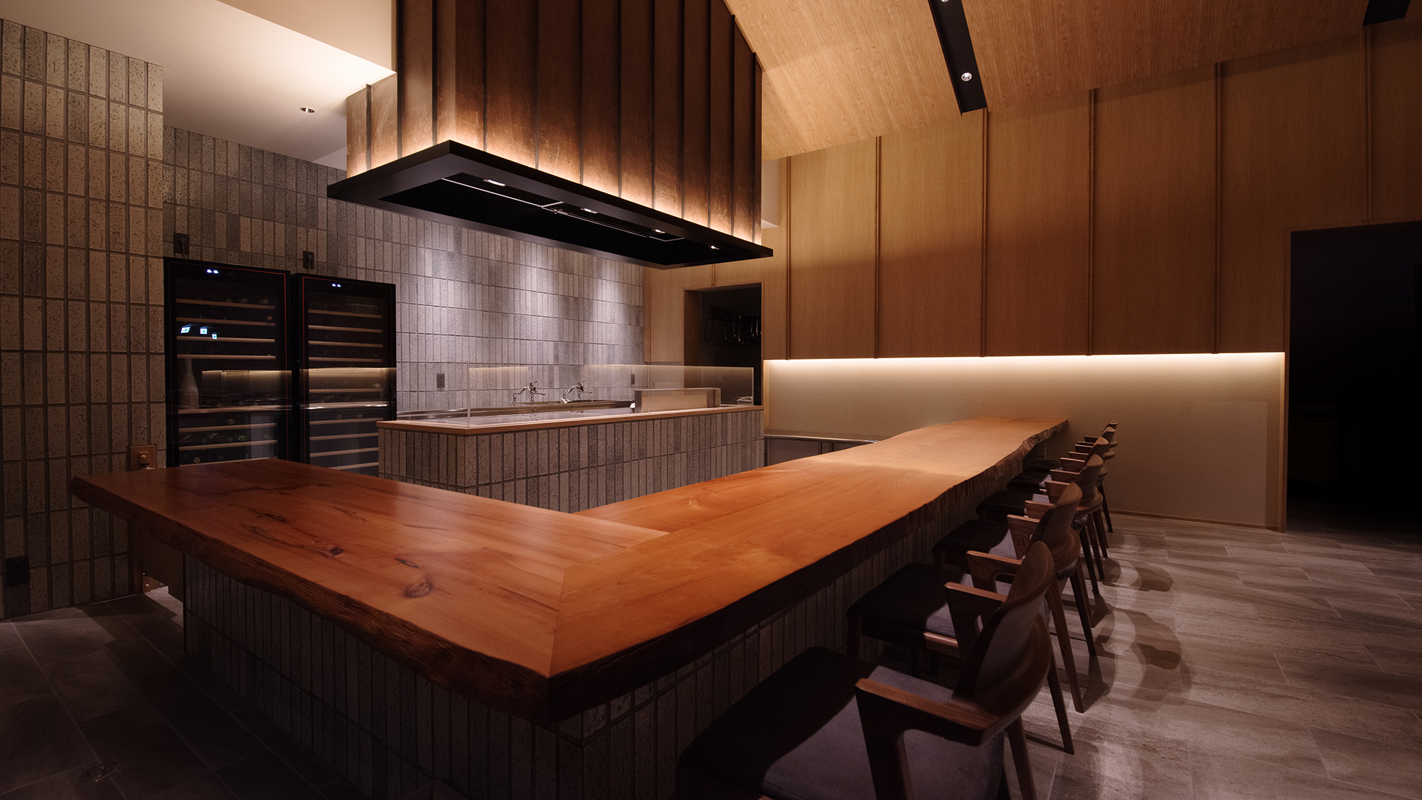 ［RESTAURANT］ カウンターは秋田の古民家の梁を採用。木の温もりに包まれる。 