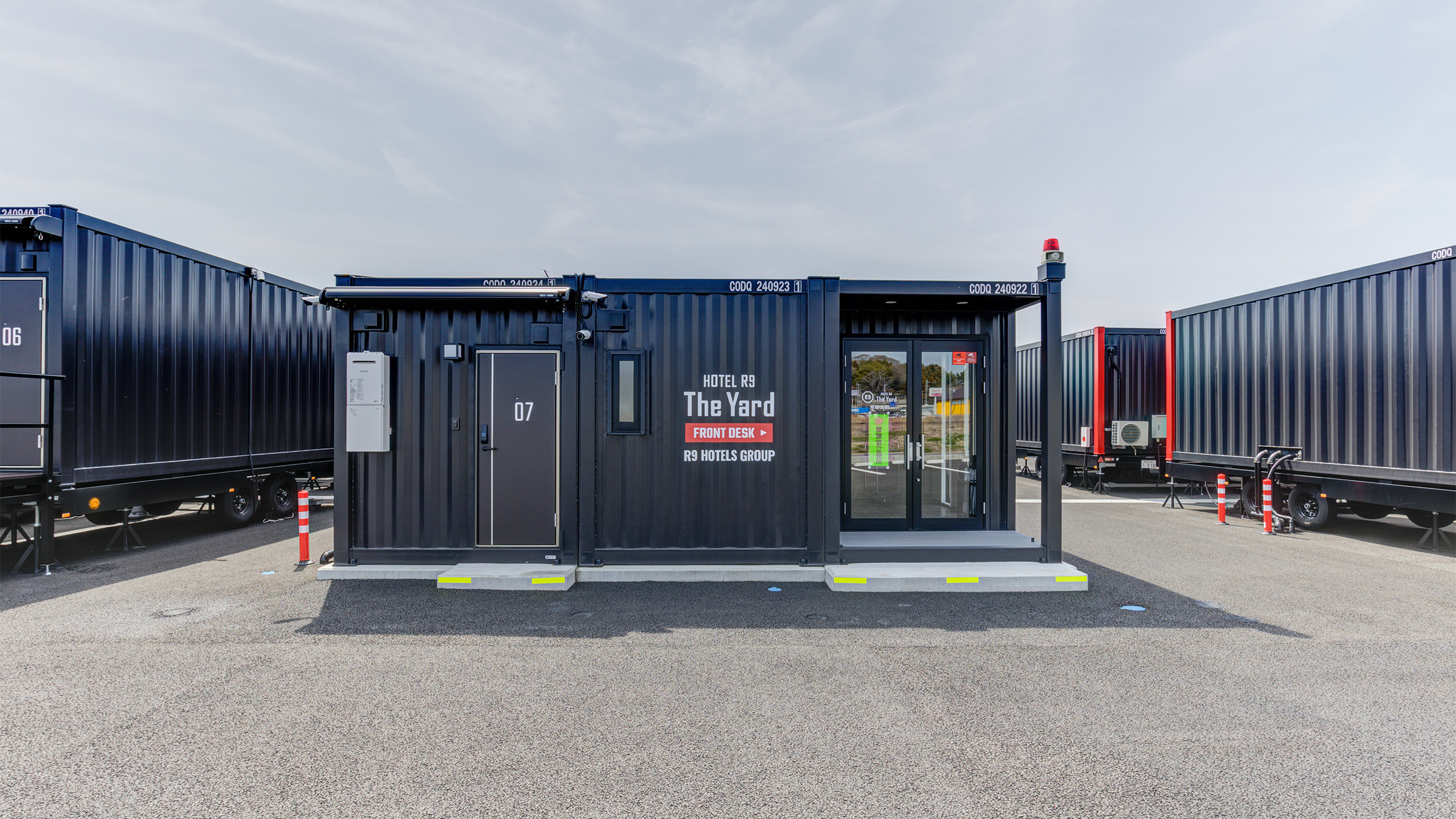 受付、ホットドリンク＆軽食（冷食食品）受け取りコーナー、アメニティーコーナーを完備。まずはこちらにお立ち寄りください！