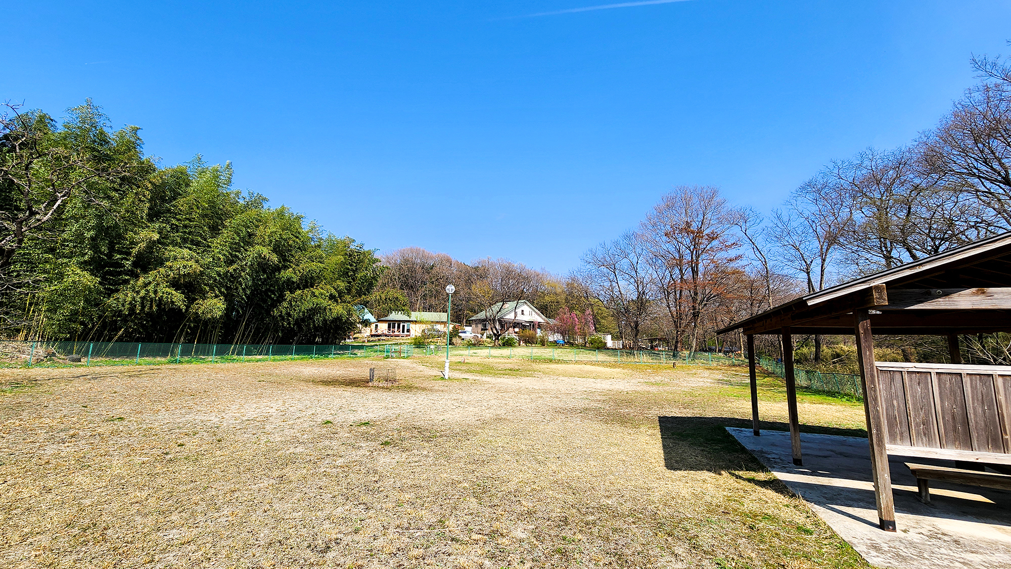 550坪の広大なドックラン。ワンちゃんとおもいっきり遊んでいただけます。