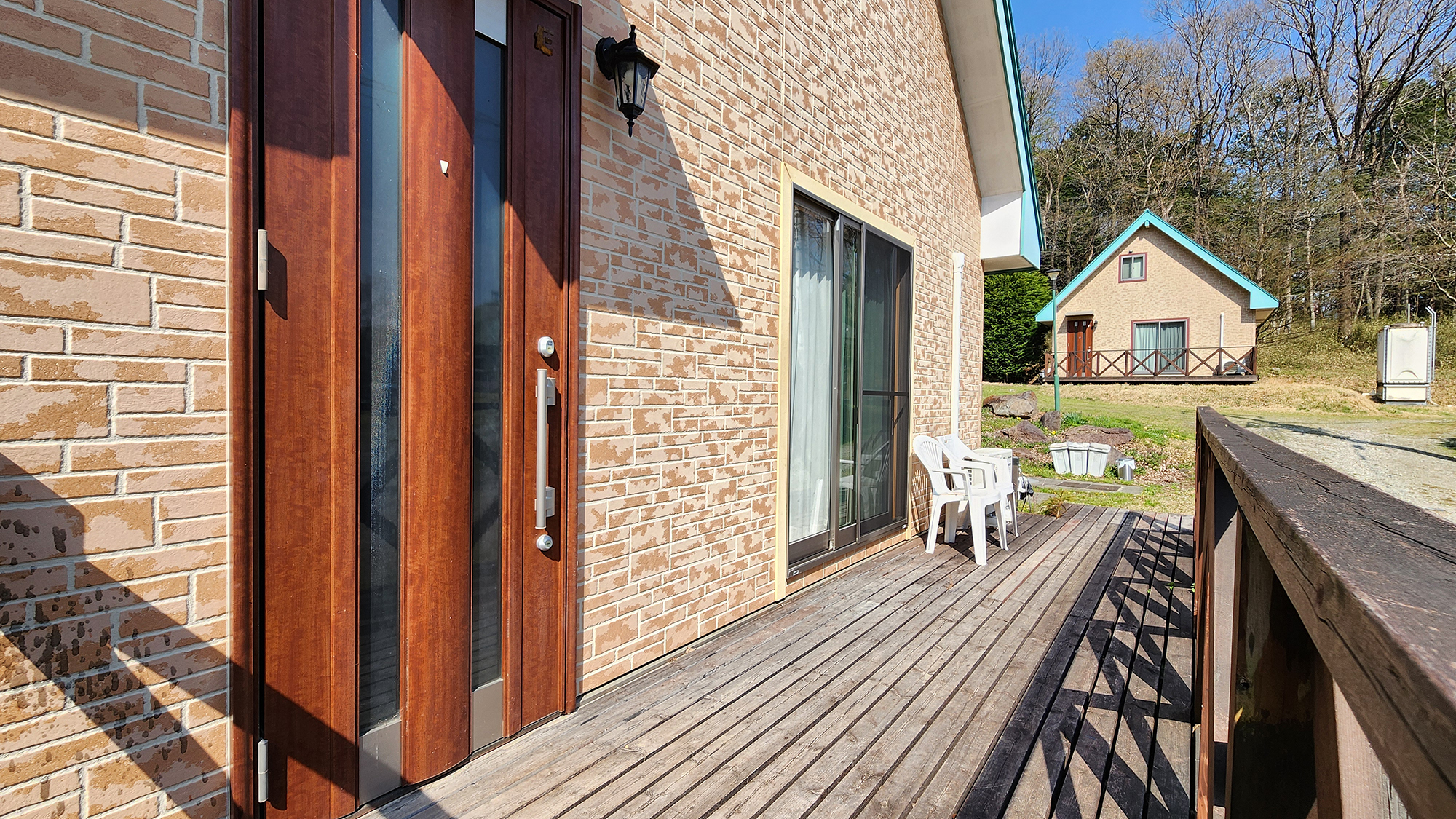 #コテージ　各コテージにはウッドデッキを完備