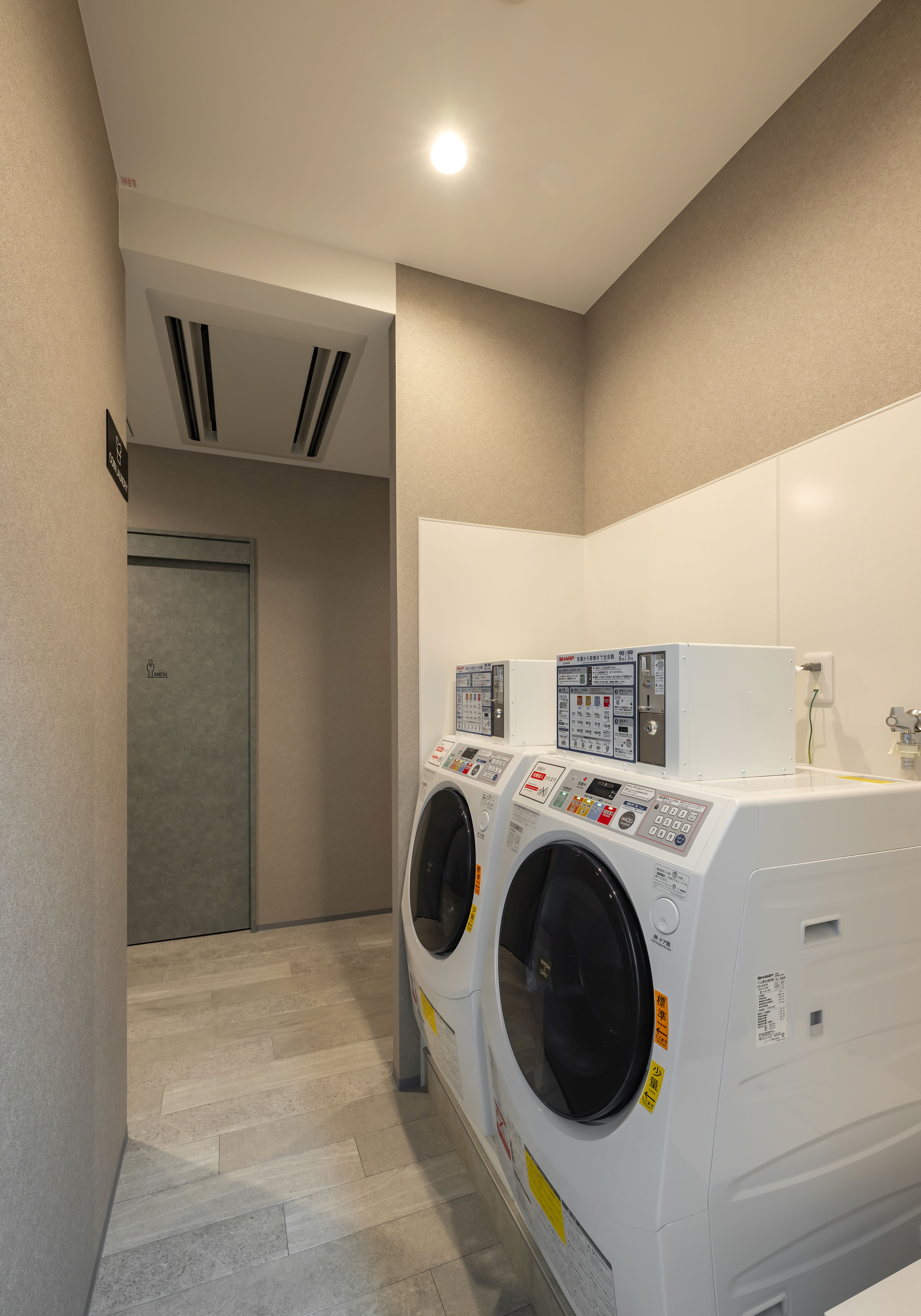 1階コインランドリー