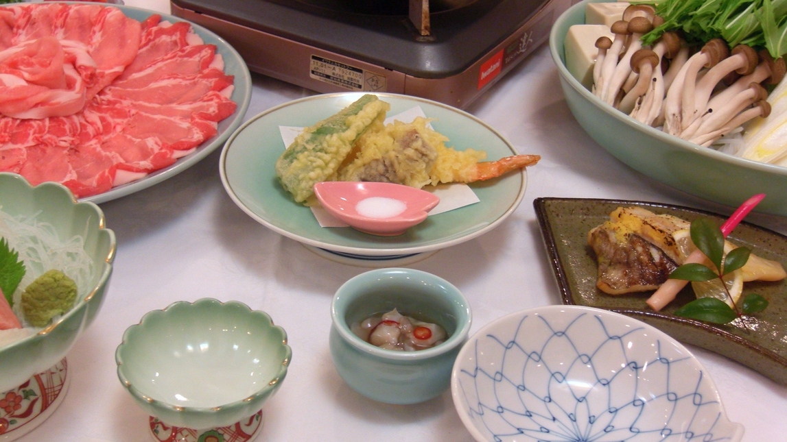 【スタンダード2食付】夕食は豚しゃぶ付き和食膳[天然温泉／ゴルフ場隣接／駐車場無料]