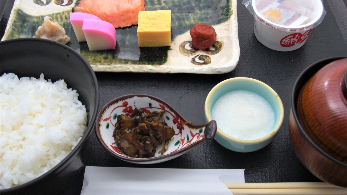 【朝食付】朝7時からOK！和朝食で元気に出発♪[天然温泉／ゴルフ場隣接／駐車場無料]