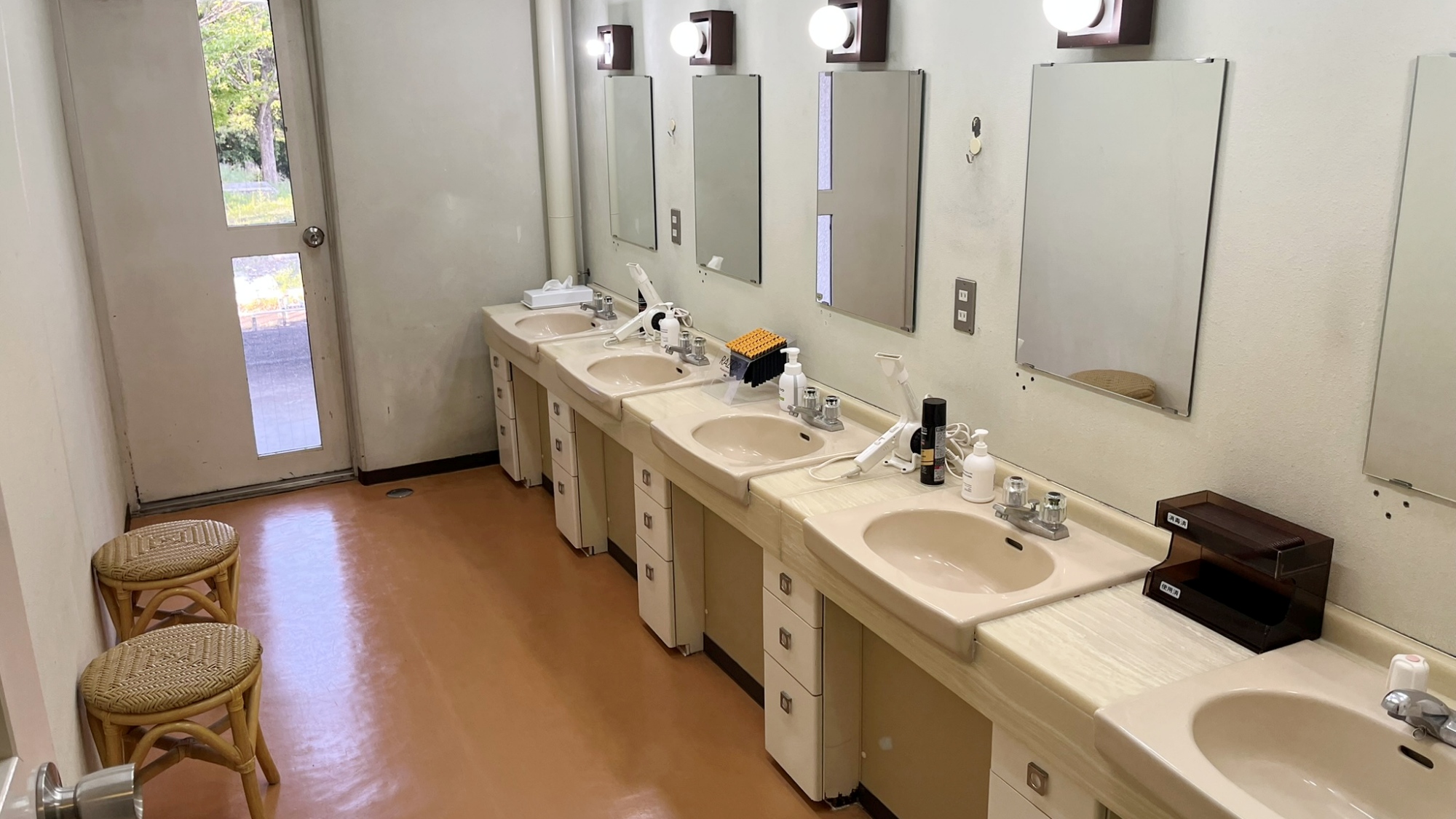 *【洗面所】明るく清潔な洗面スペースをご用意。