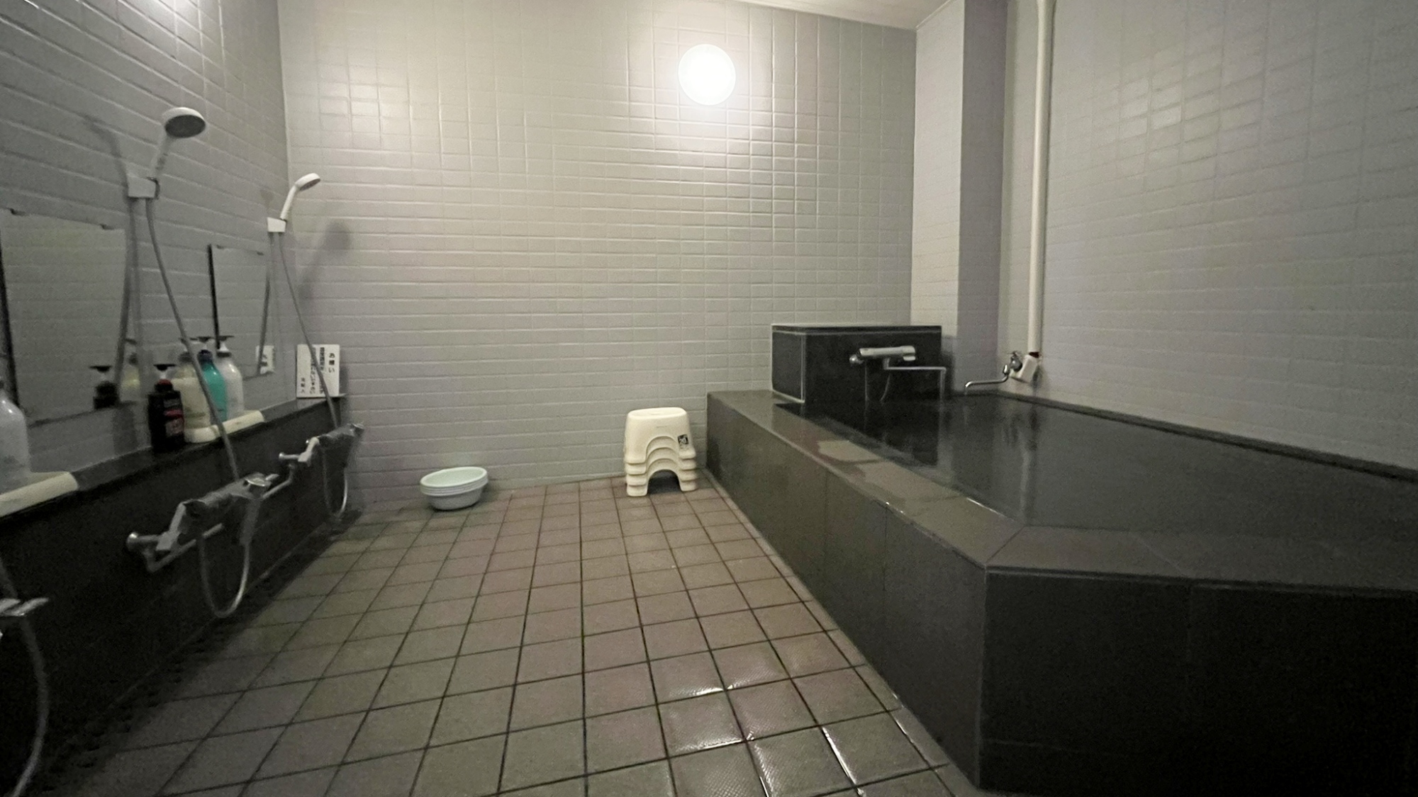 *【源泉かけ流し天然温泉（男性用）】ゴルフプレーの前後は温泉で心も体もリラックス。